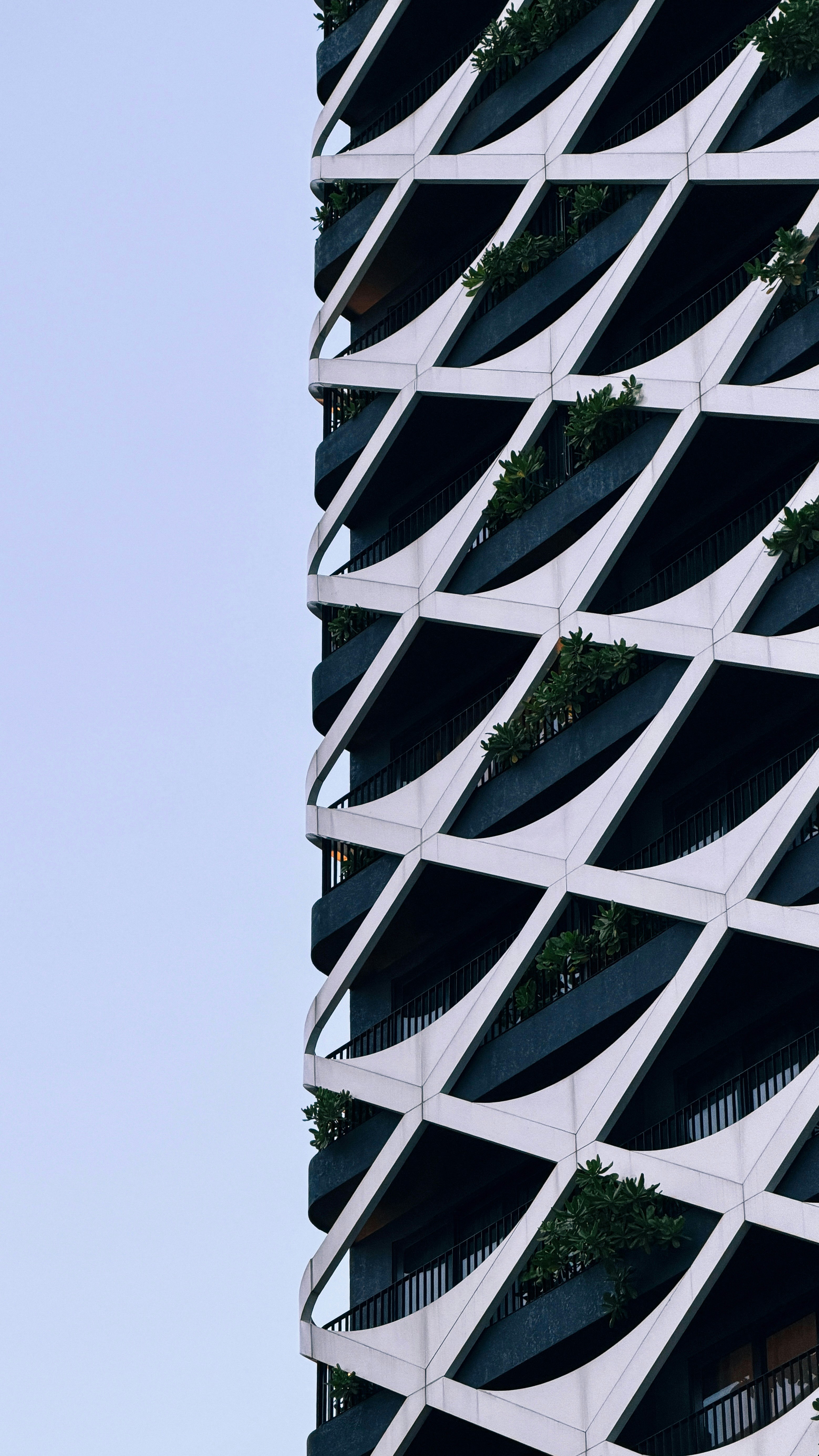 Facciata moderna dell'edificio con motivi geometrici ripetuti