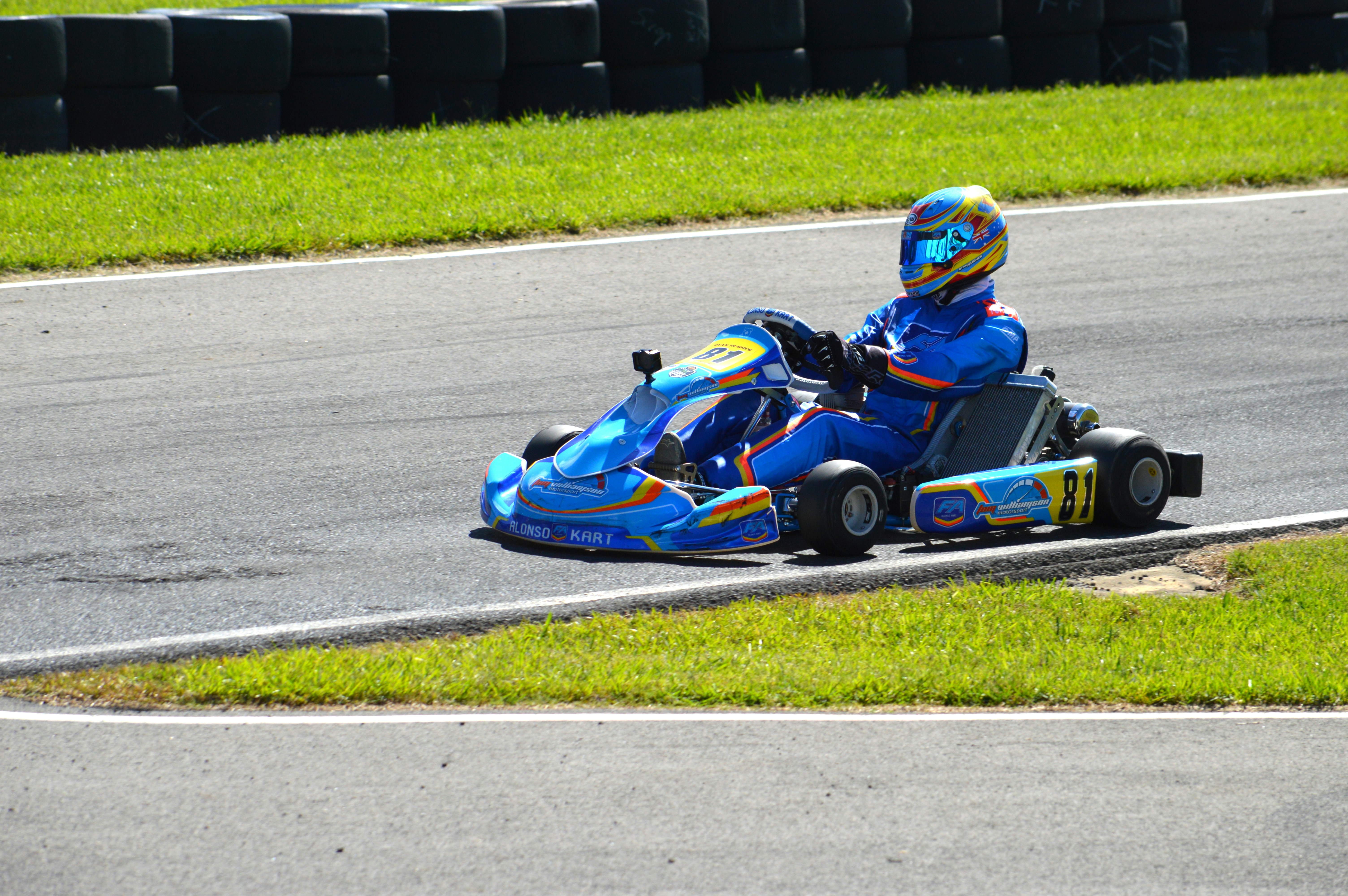 Go-kart biru balapan di trek