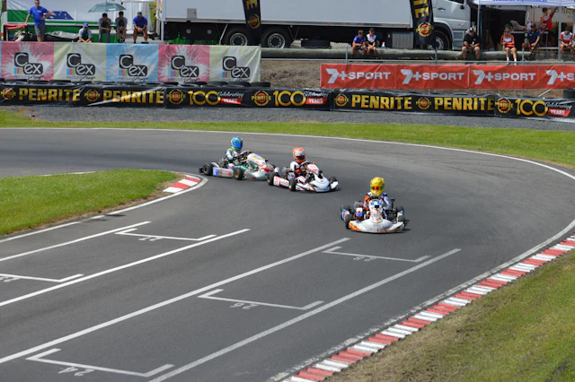 Drie go-karts nemen een bocht op de baan