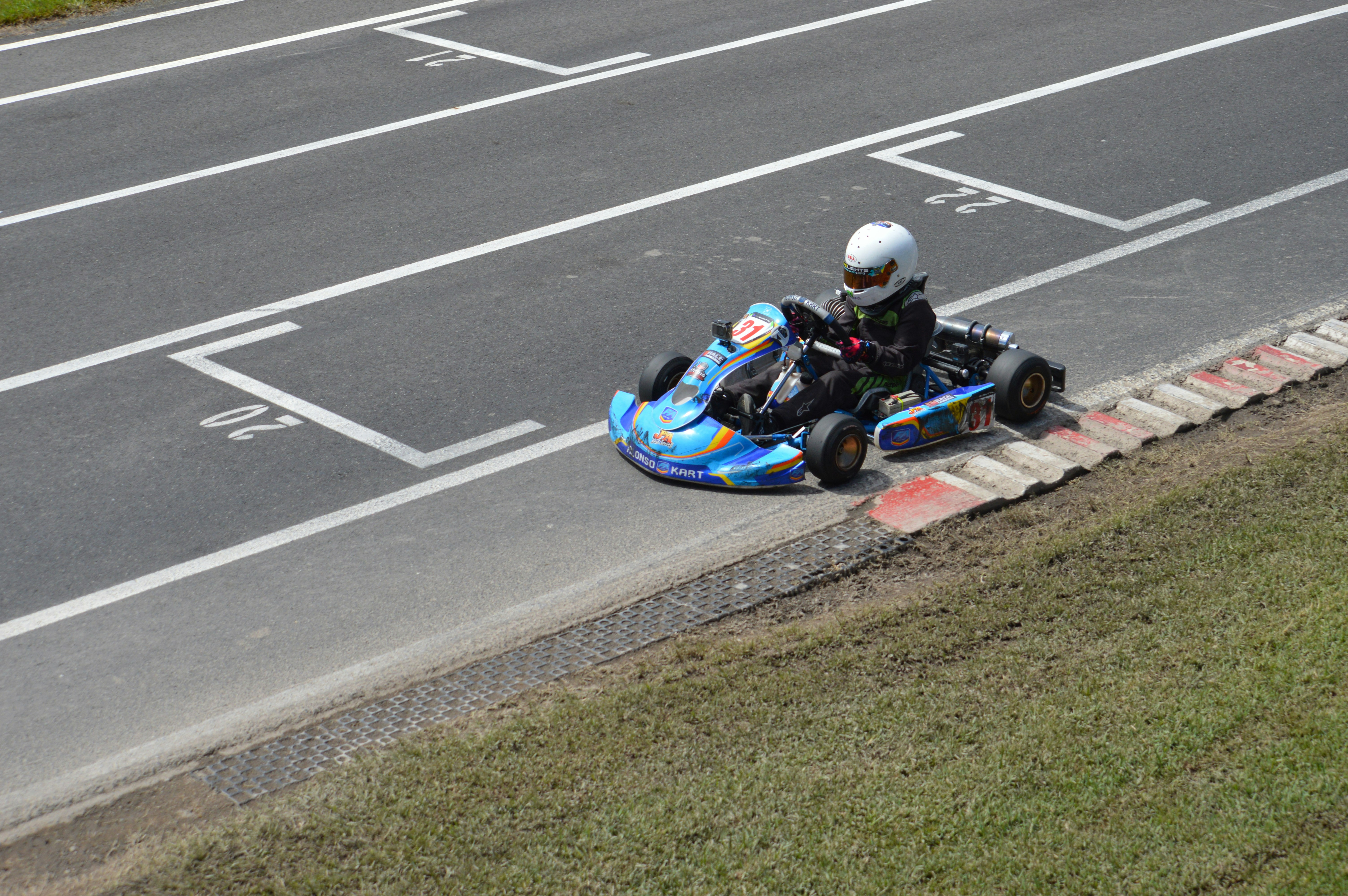 Seseorang di go-kart di trek balap.