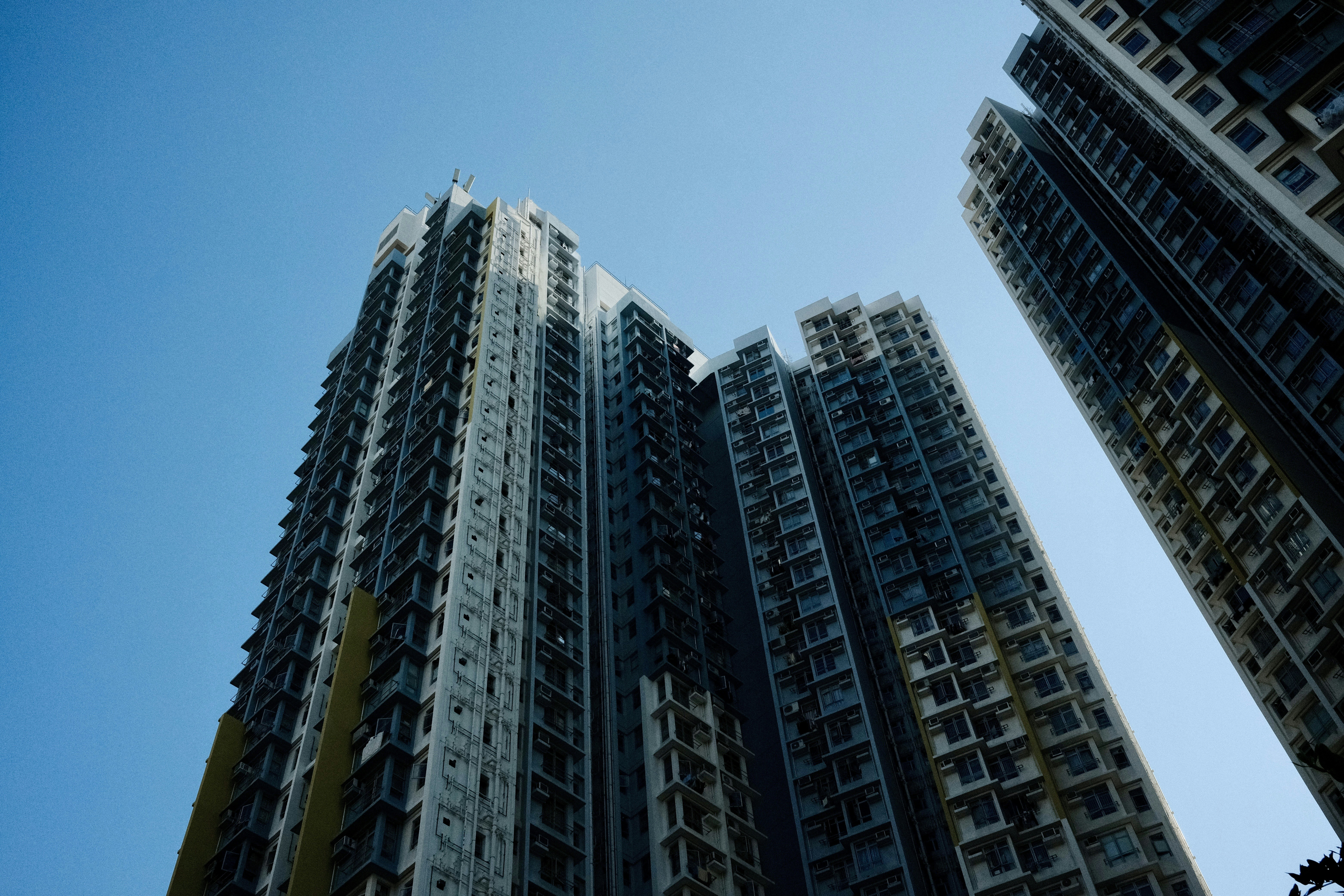 Altos edificios de apartamentos contra un cielo azul claro
