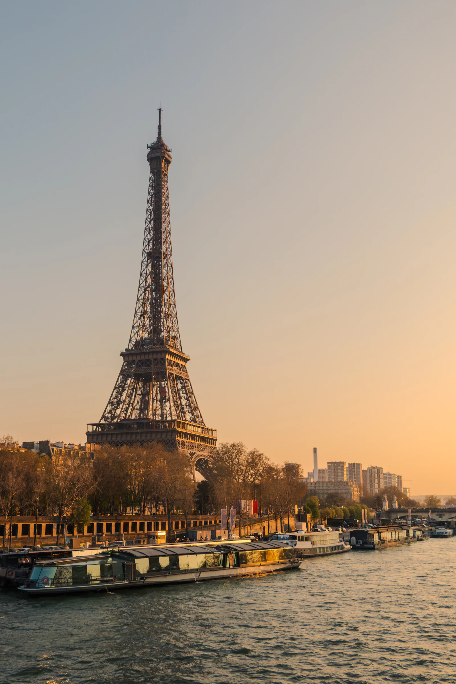 Eiffel Tower and the Seine at sunset, a classic first evening on a Paris trip with a France eSIM