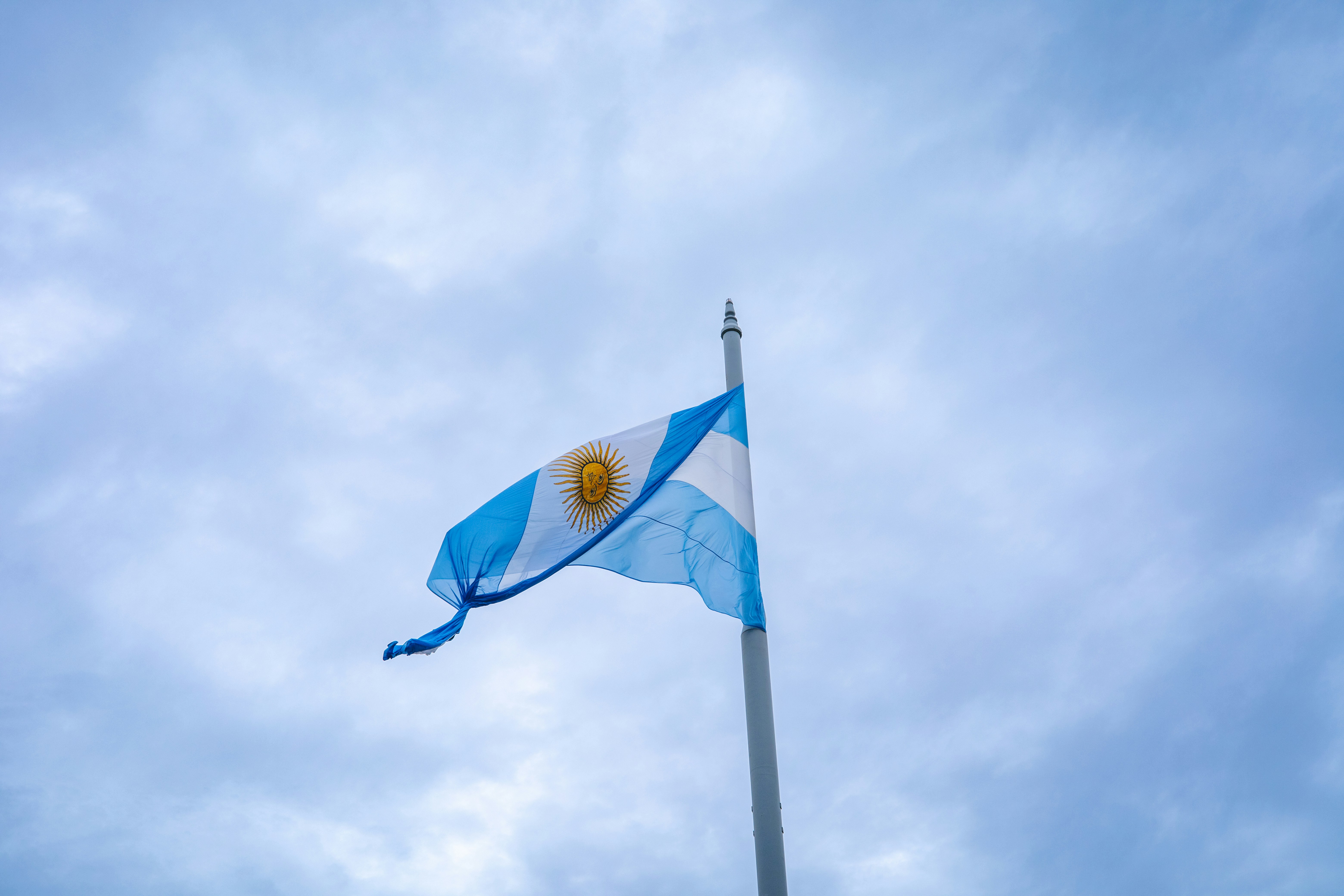 Argentinische Flagge weht gegen einen bewölkten Himmel