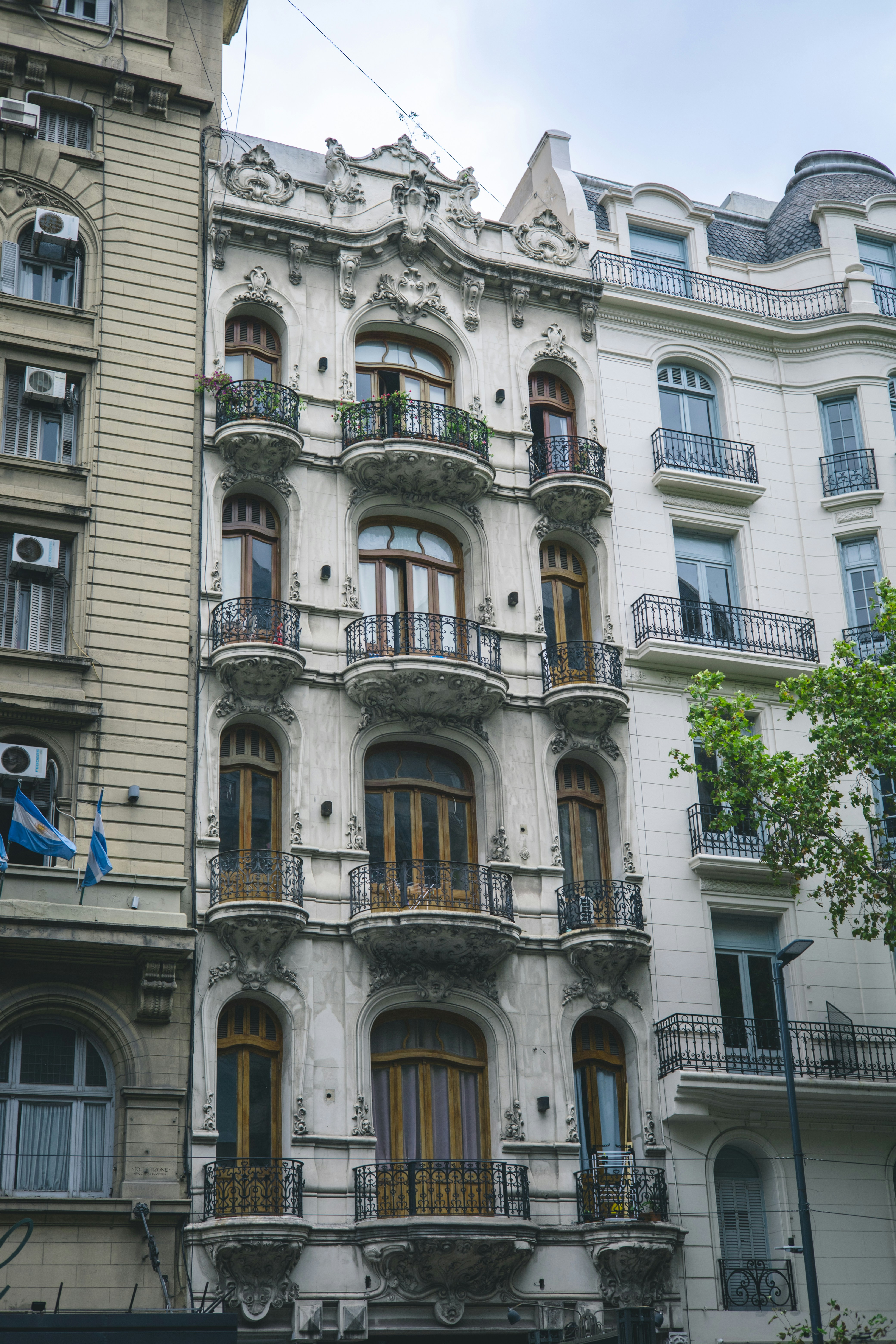Fachada ornamentada de un edificio antiguo con balcones