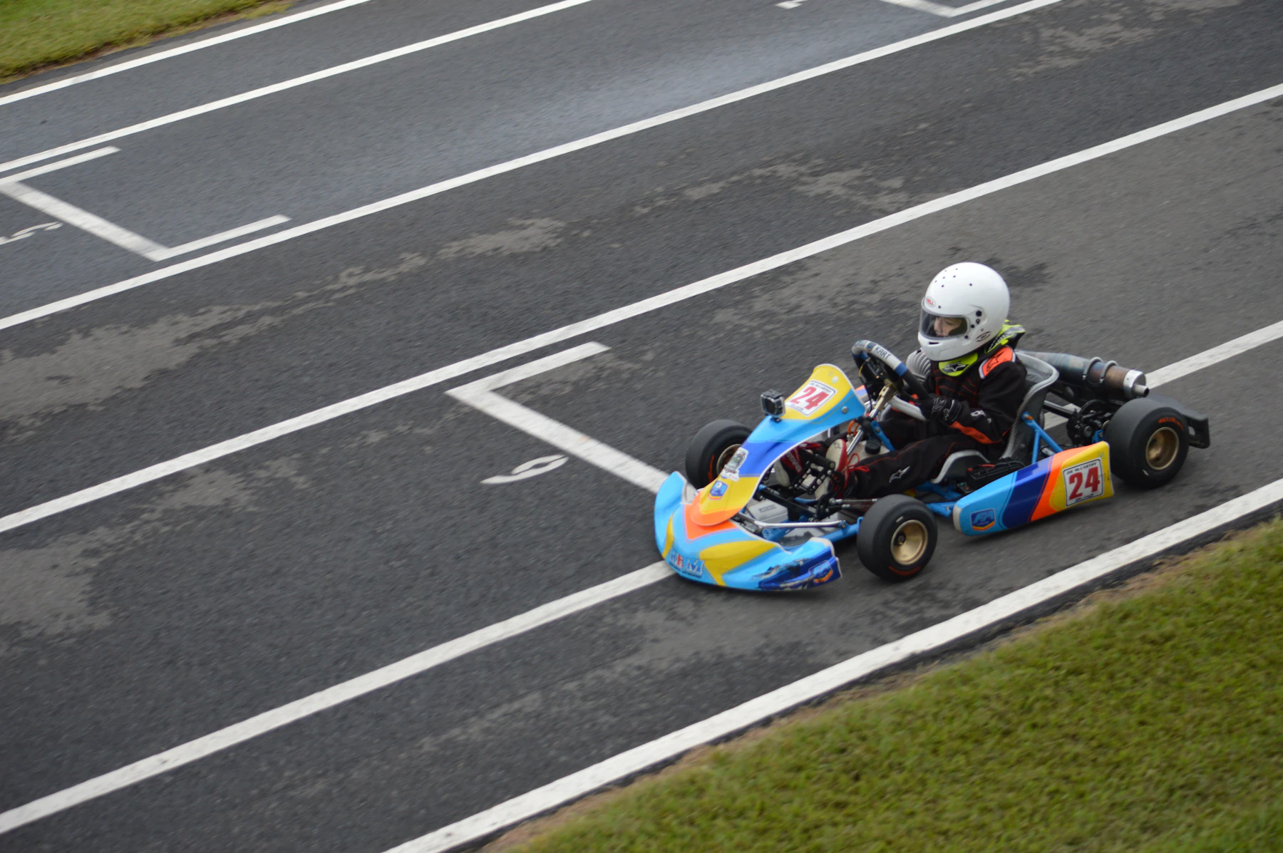 Kart de course roulant sur un circuit extérieur
