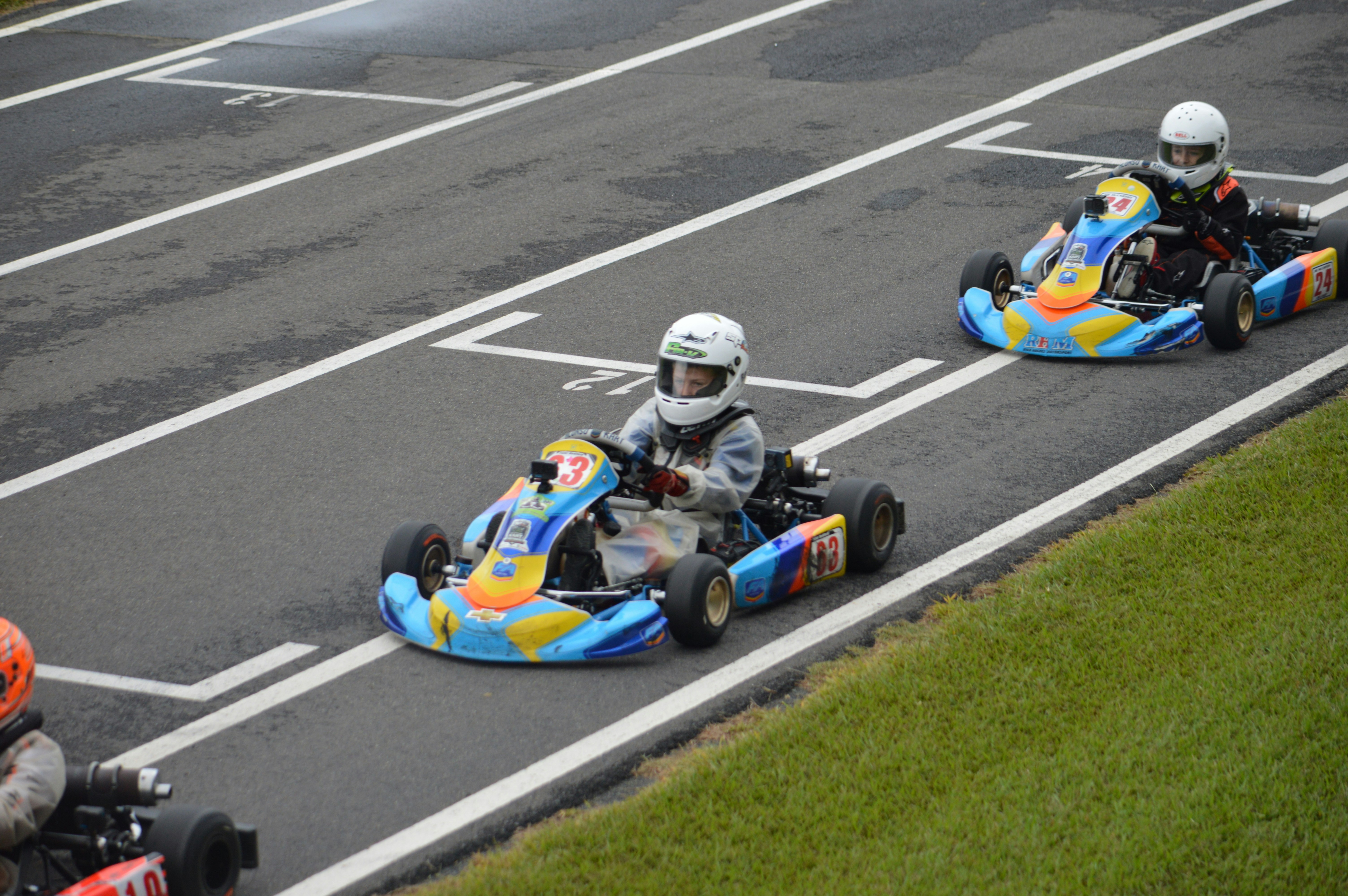 Anak-anak balap go-kart di trek