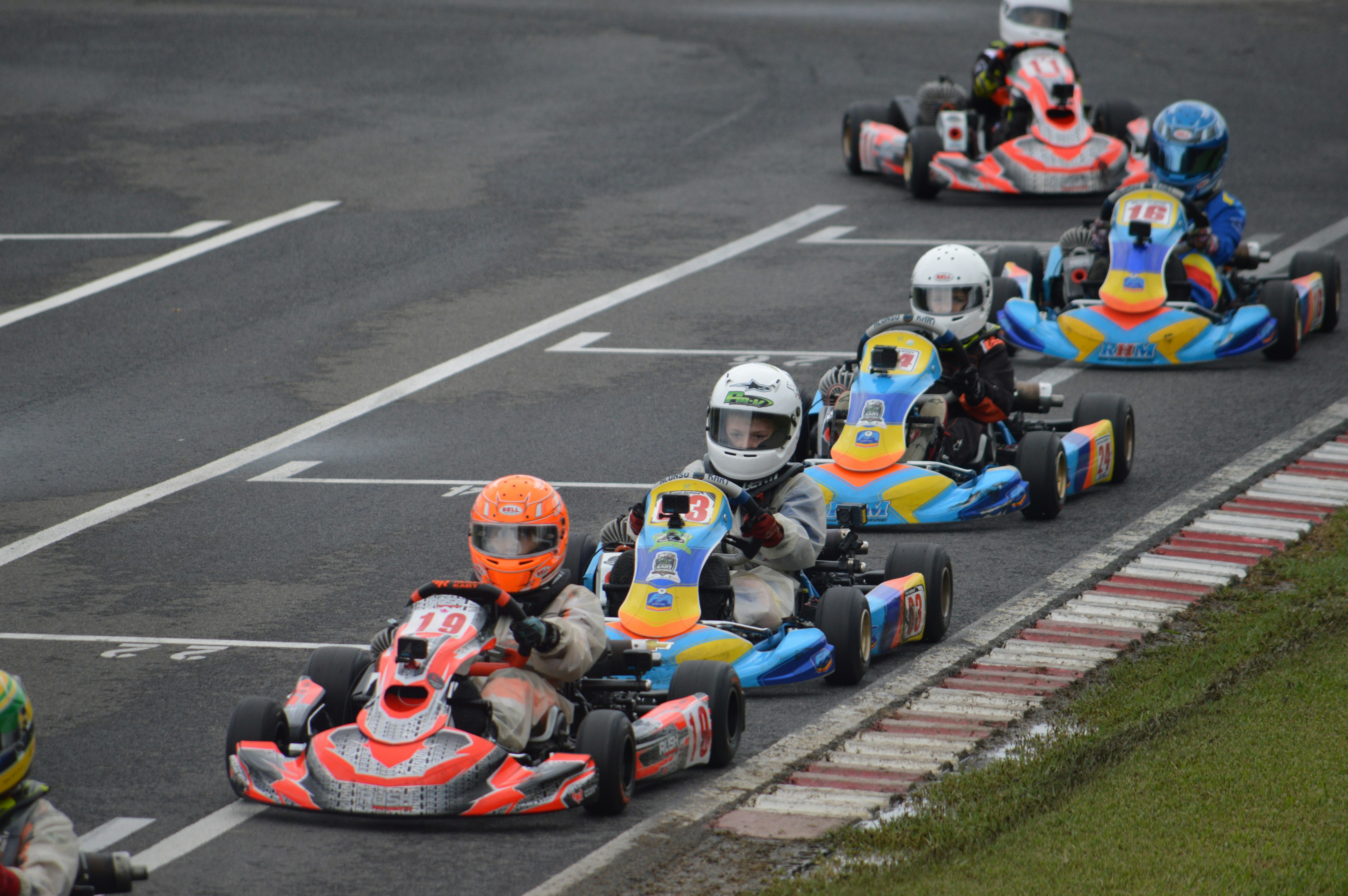 Go-kart balapan di trek dengan banyak pembalap.
