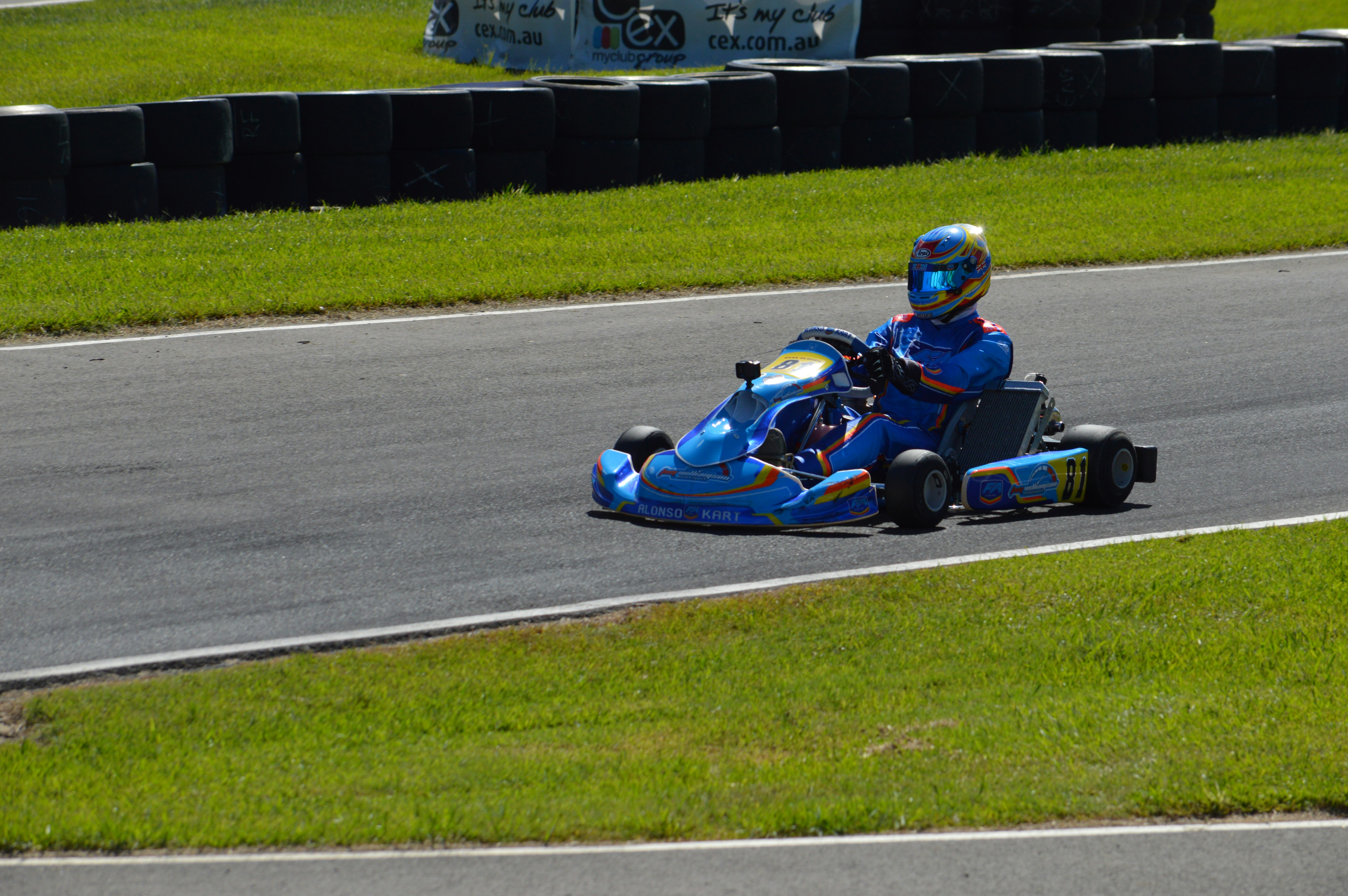 Go-kart biru balapan di trek