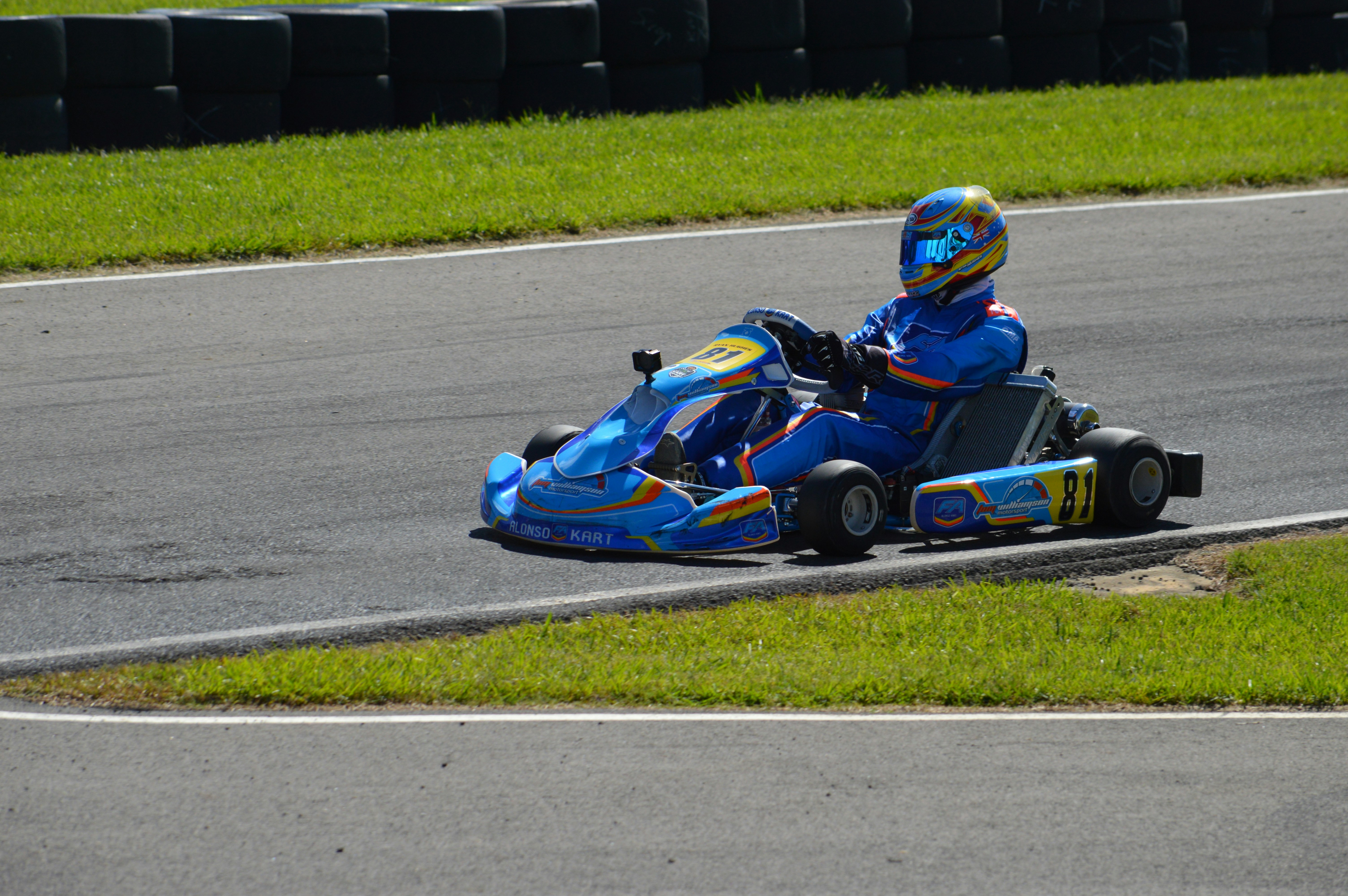 Go-kart biru balapan di trek