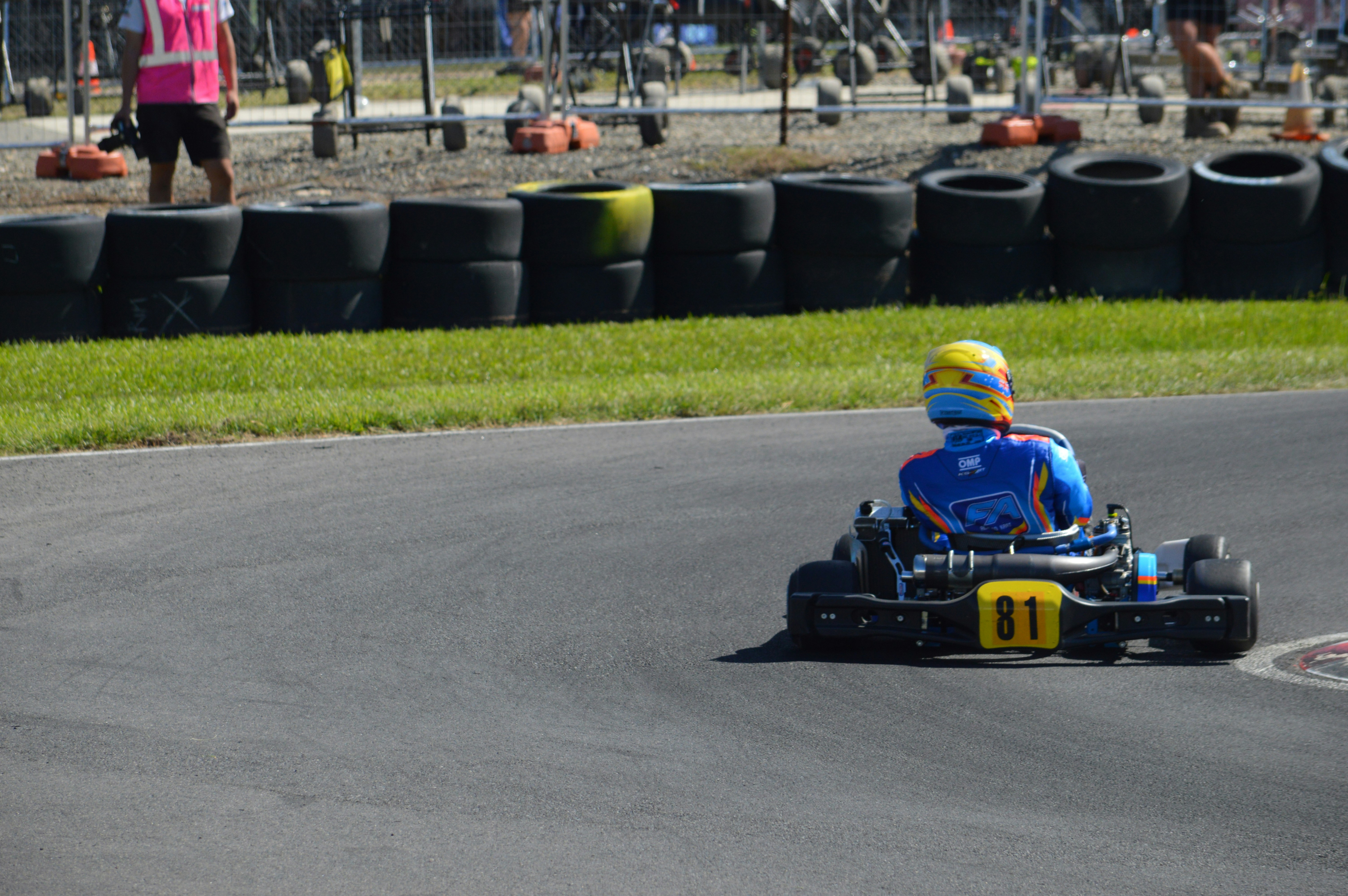 Pembalap go-kart di trek