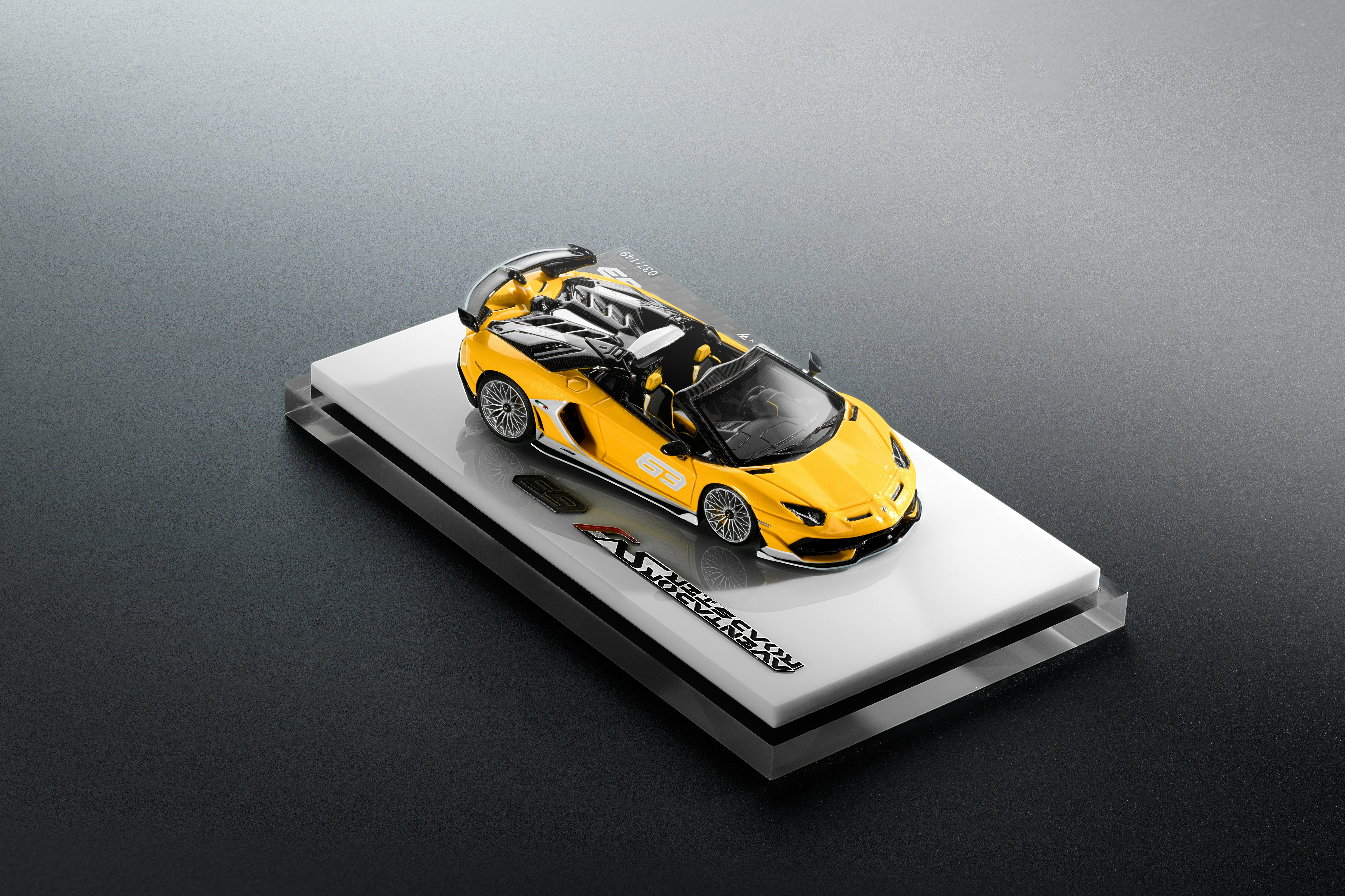 Gelber Cabrio-Sportwagen auf Ausstellungsstand