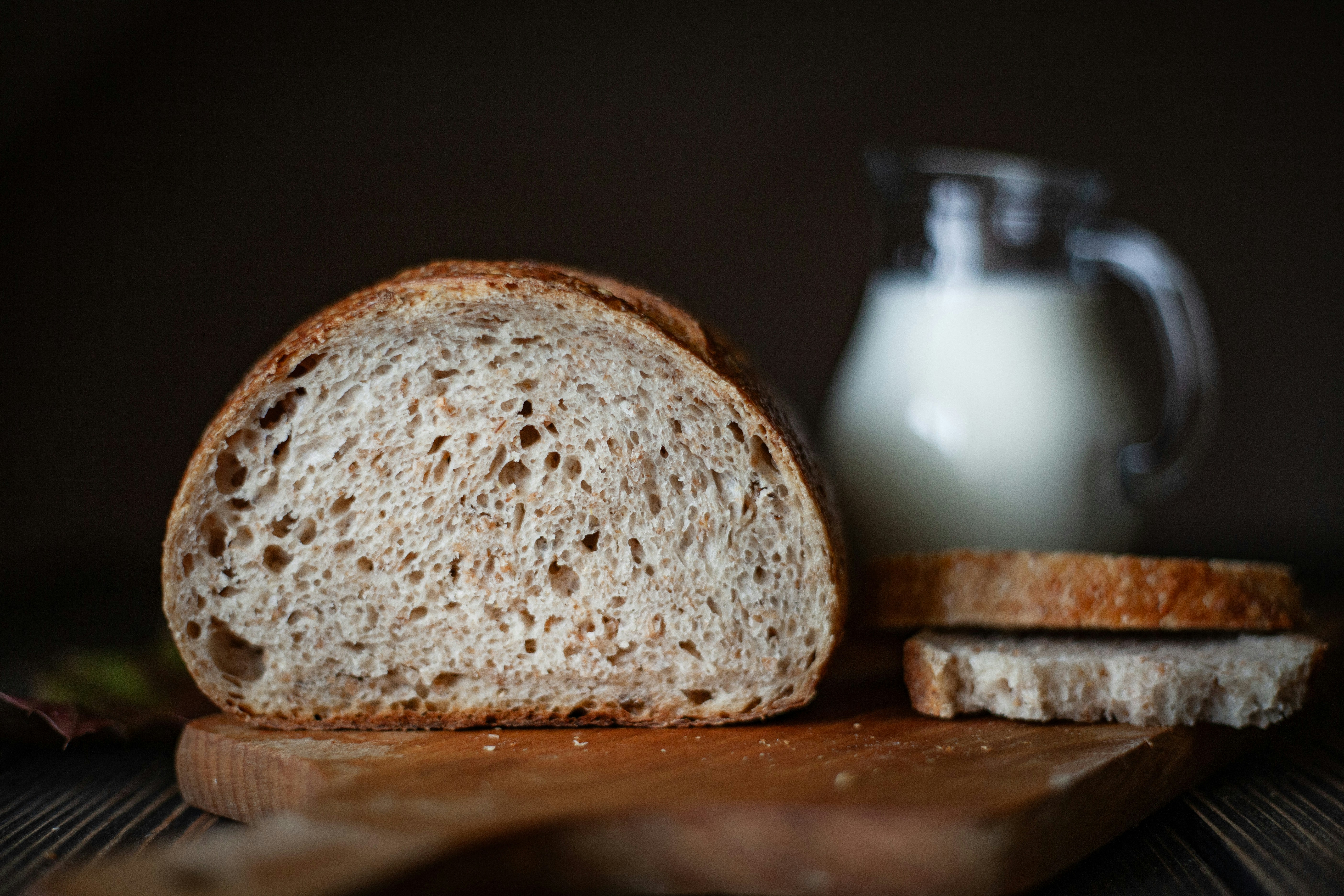 Rebanadas de pan y una jarra de leche