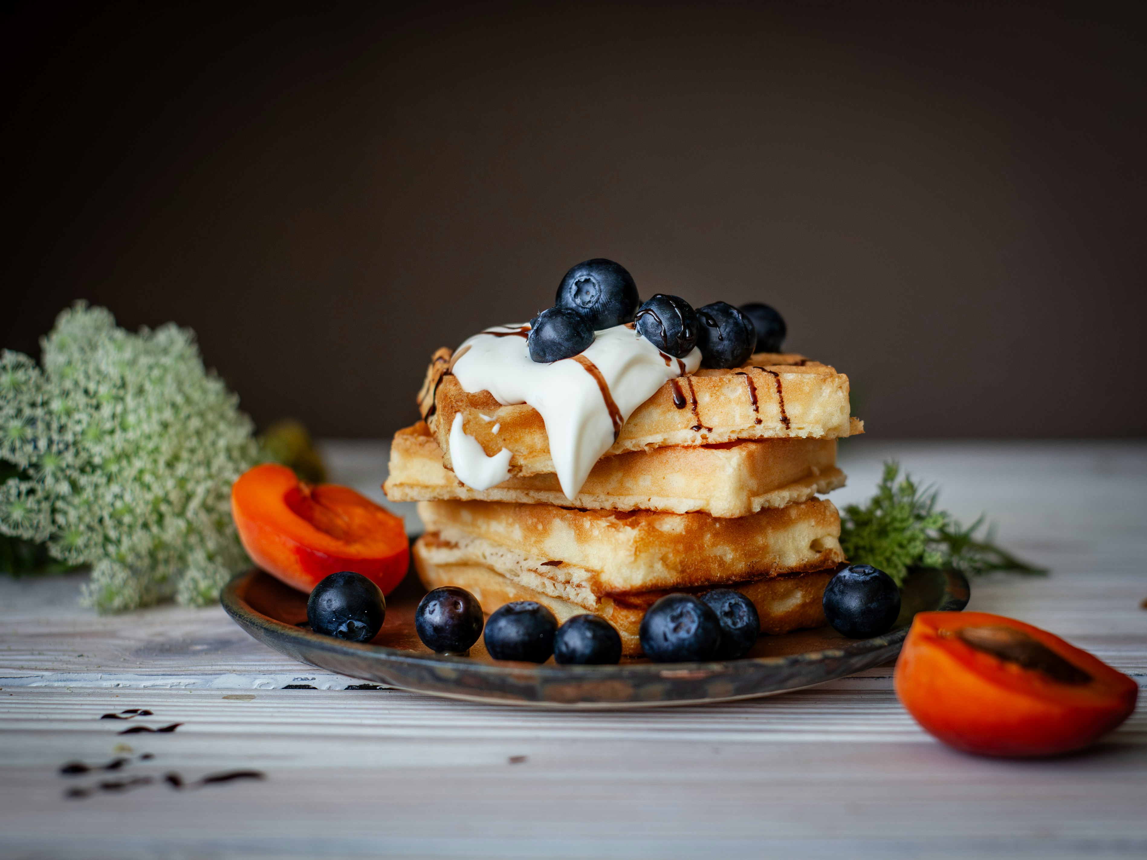 Pila de gofres con arándanos y fruta