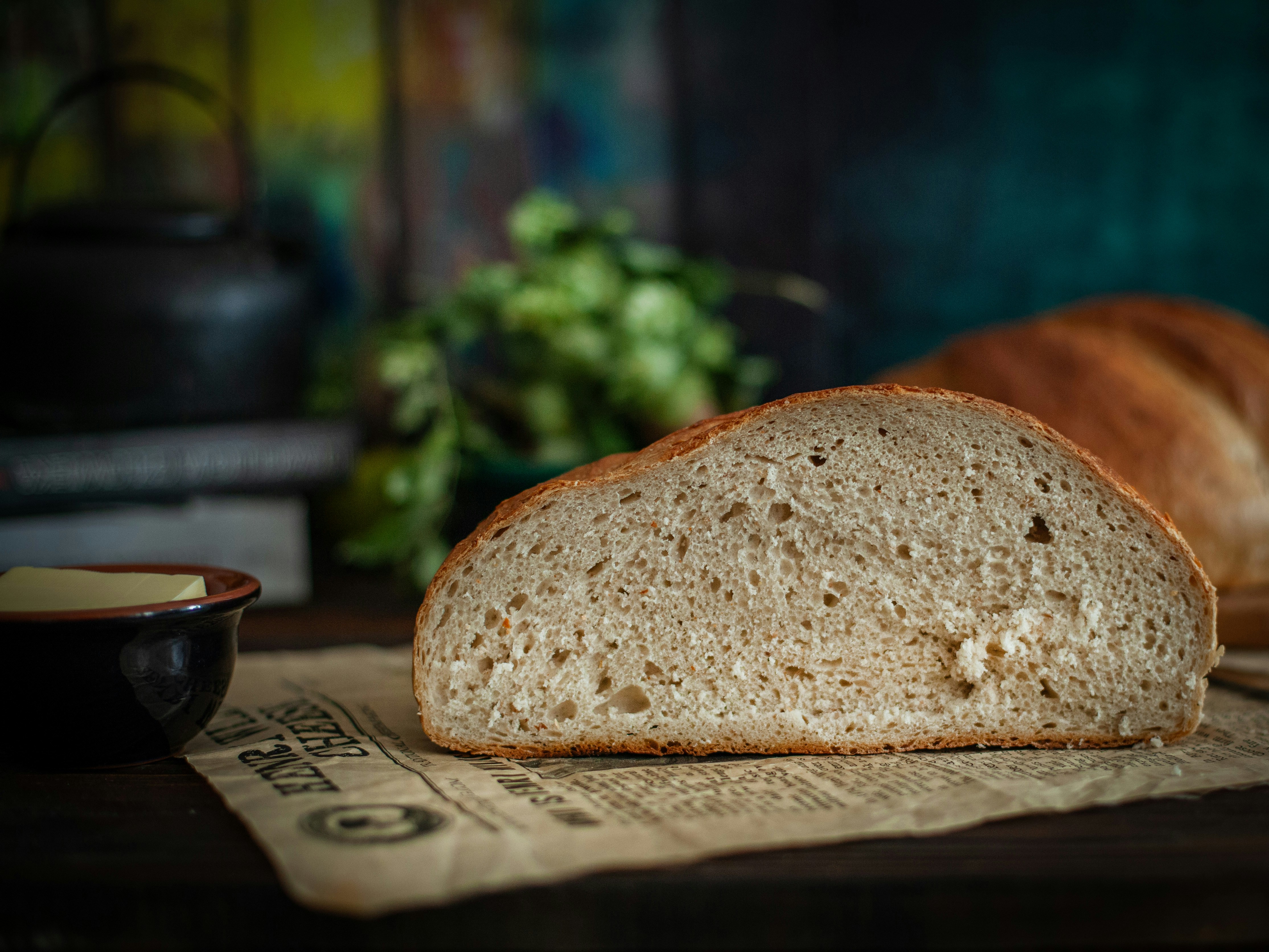 Una pagnotta di pane tagliata a metà con il burro.