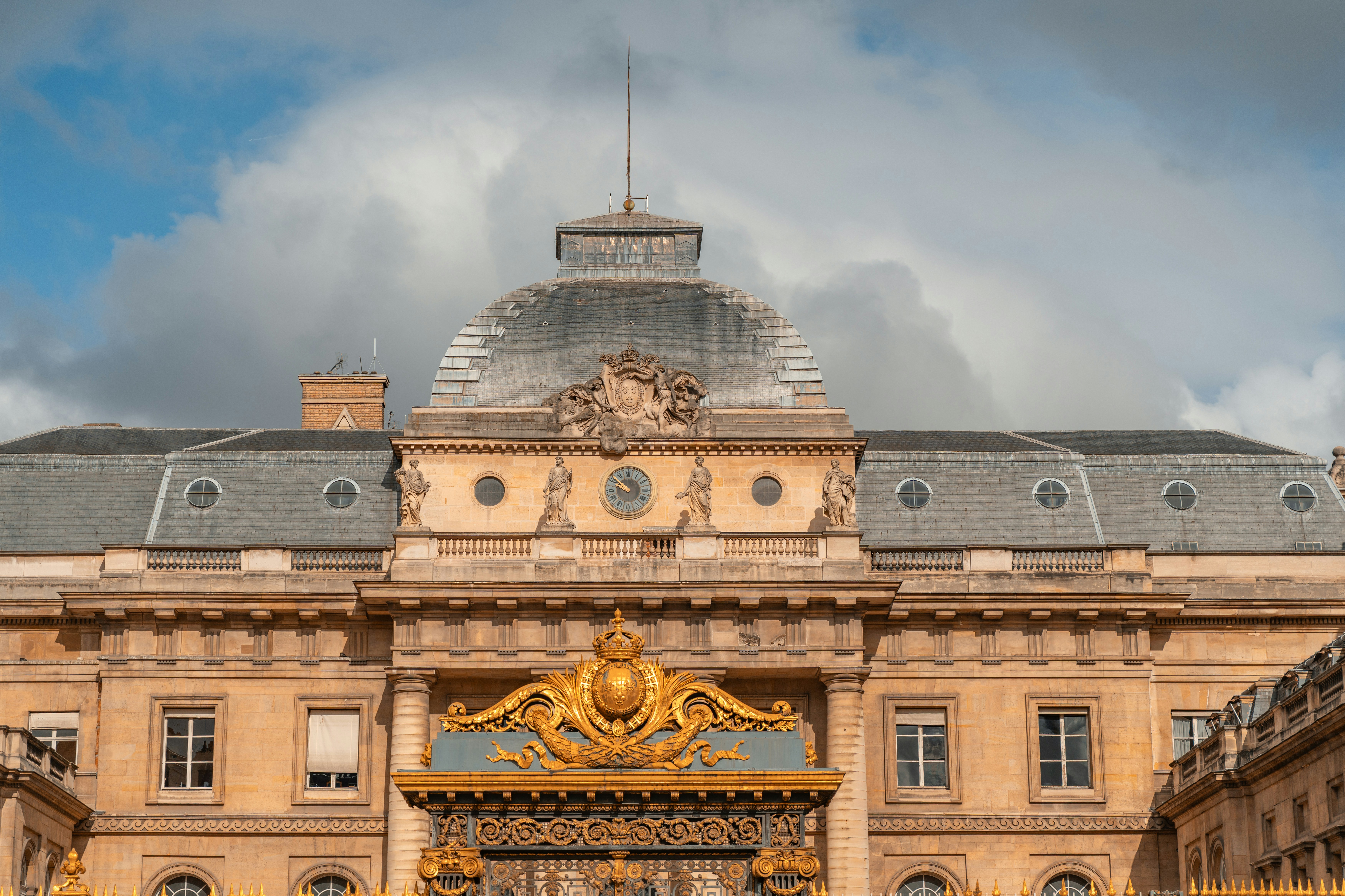 Art Contracts Decoded: Navigating Resignations and Artist Collaborations