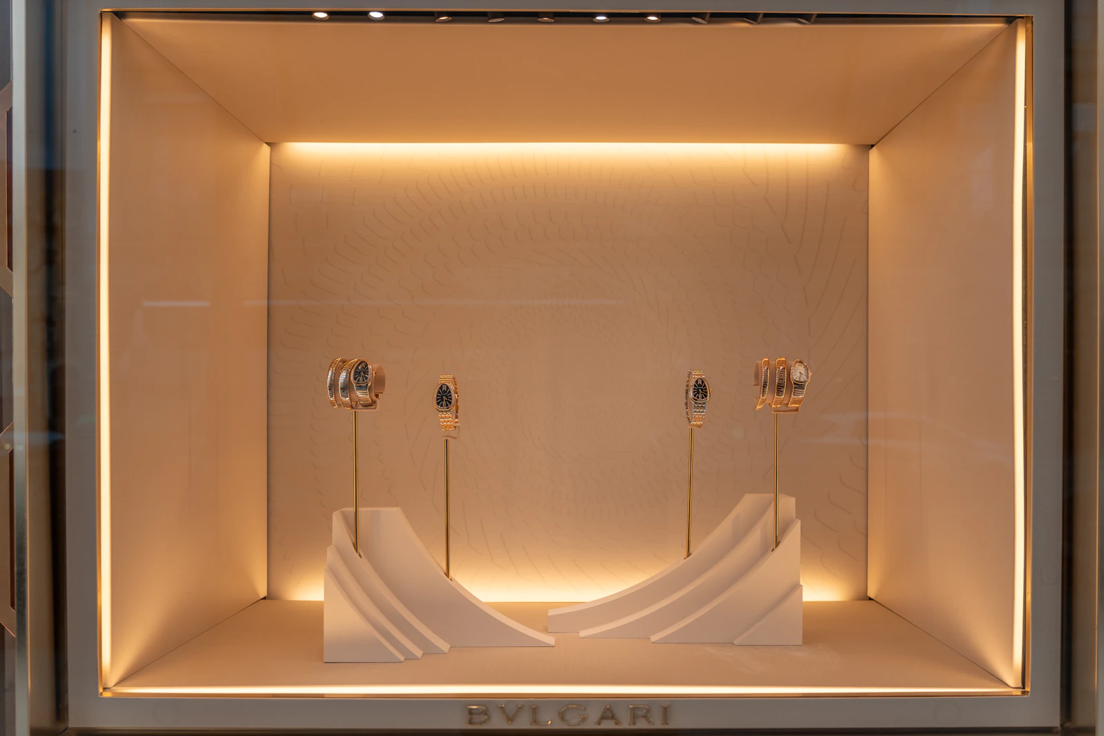 Secure luxury retail checkout terminal backed by automated cellular network failover.