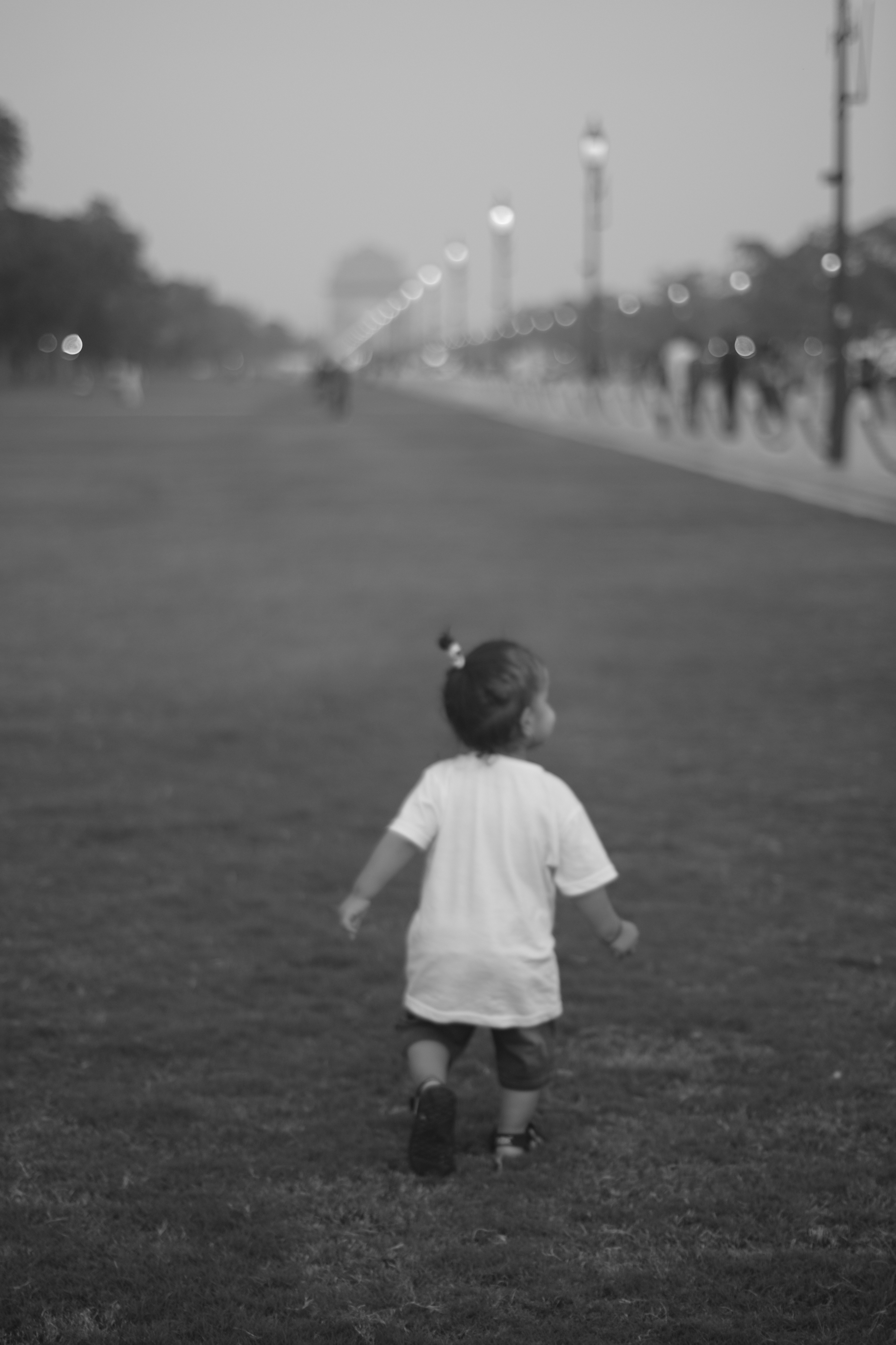 幼い子供が草の道を歩いていった。