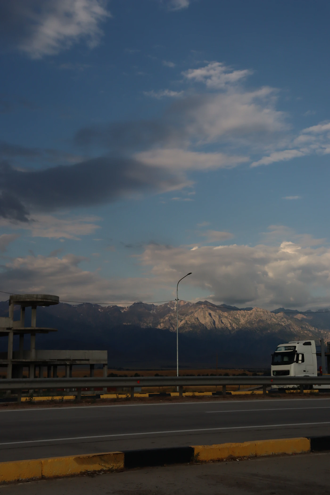 Lkw vor Bergen