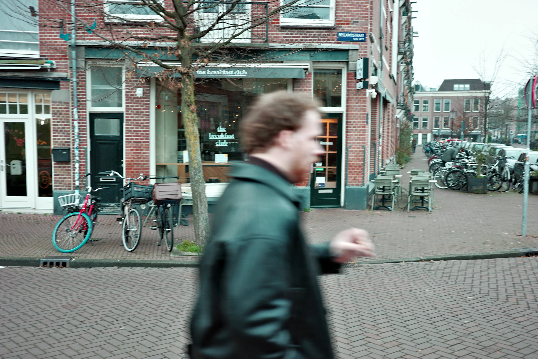 Fietser in een Nederlandse stadsomgeving