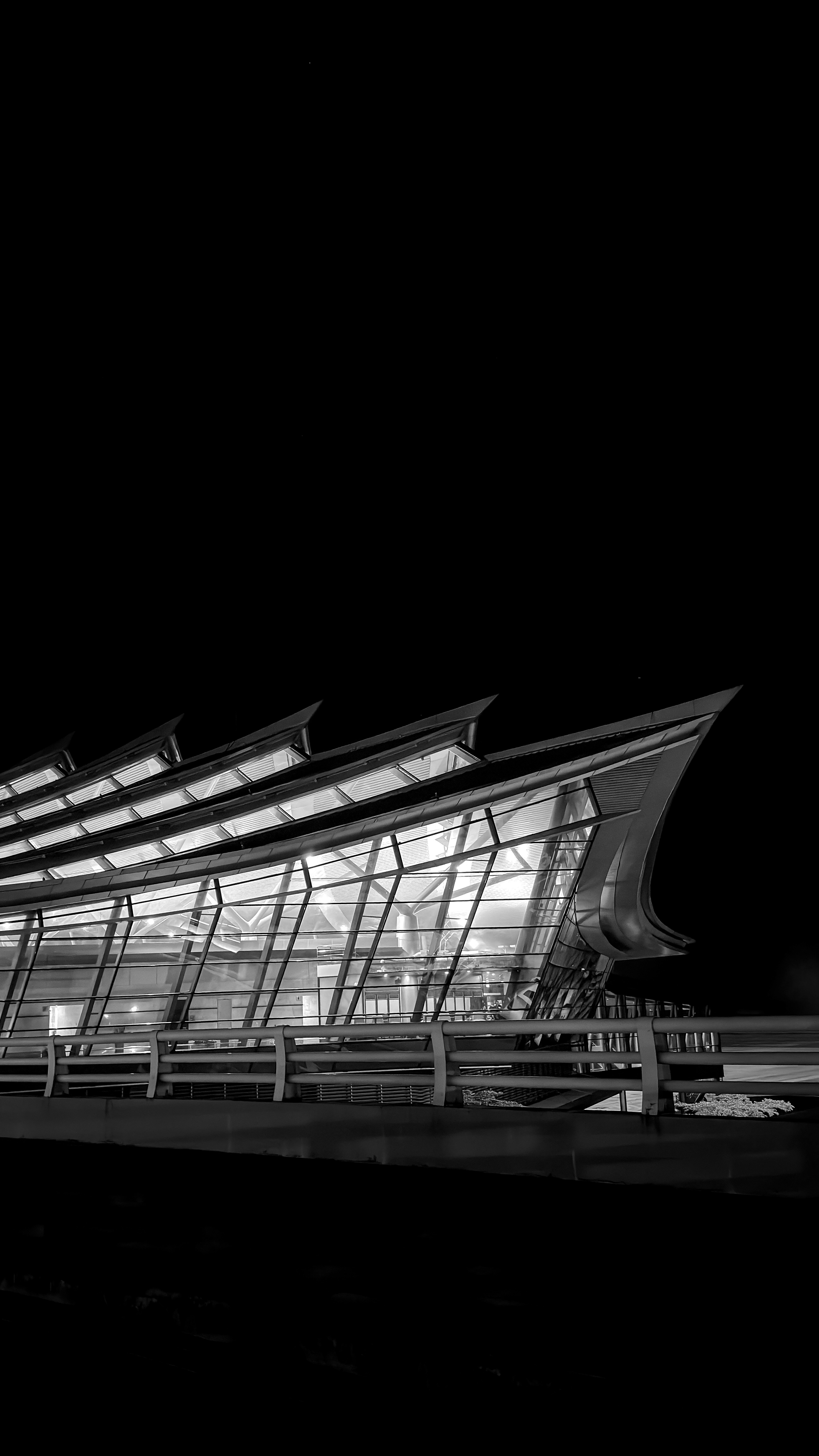 Edificio moderno con facciata in vetro di notte