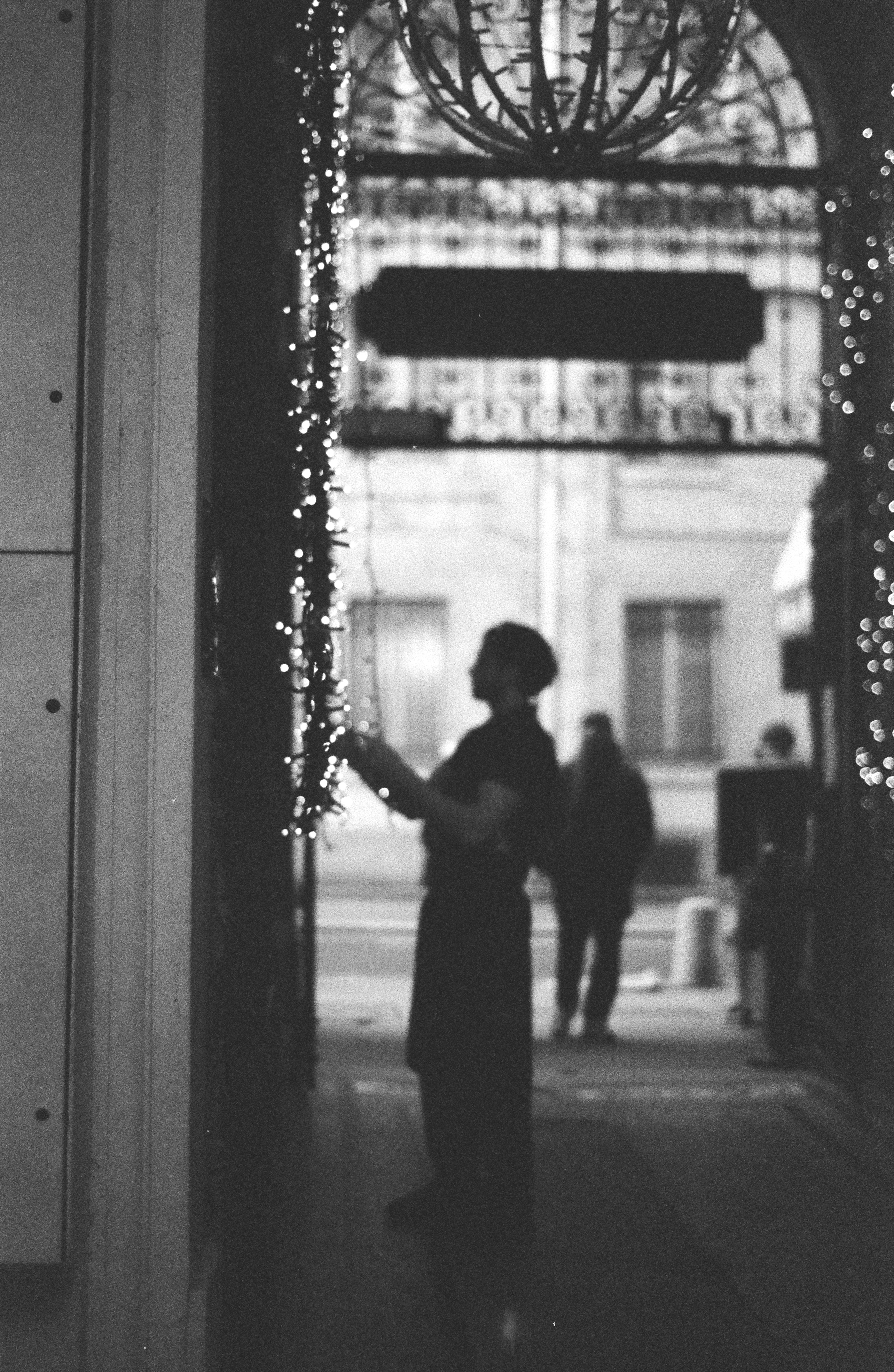 Persona che decora con luci a stringa di notte