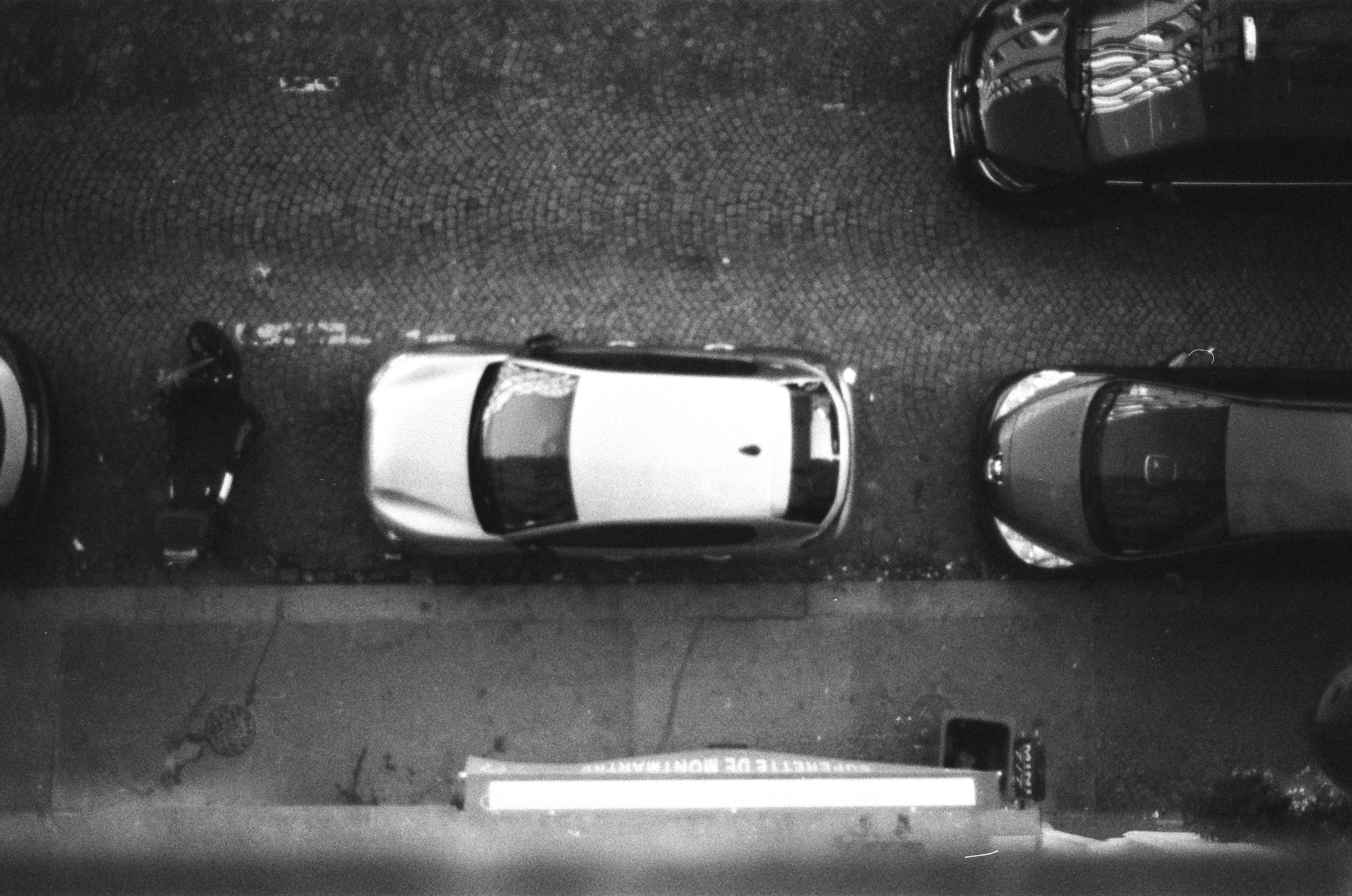 Vista dall'alto delle auto parcheggiate in una strada.