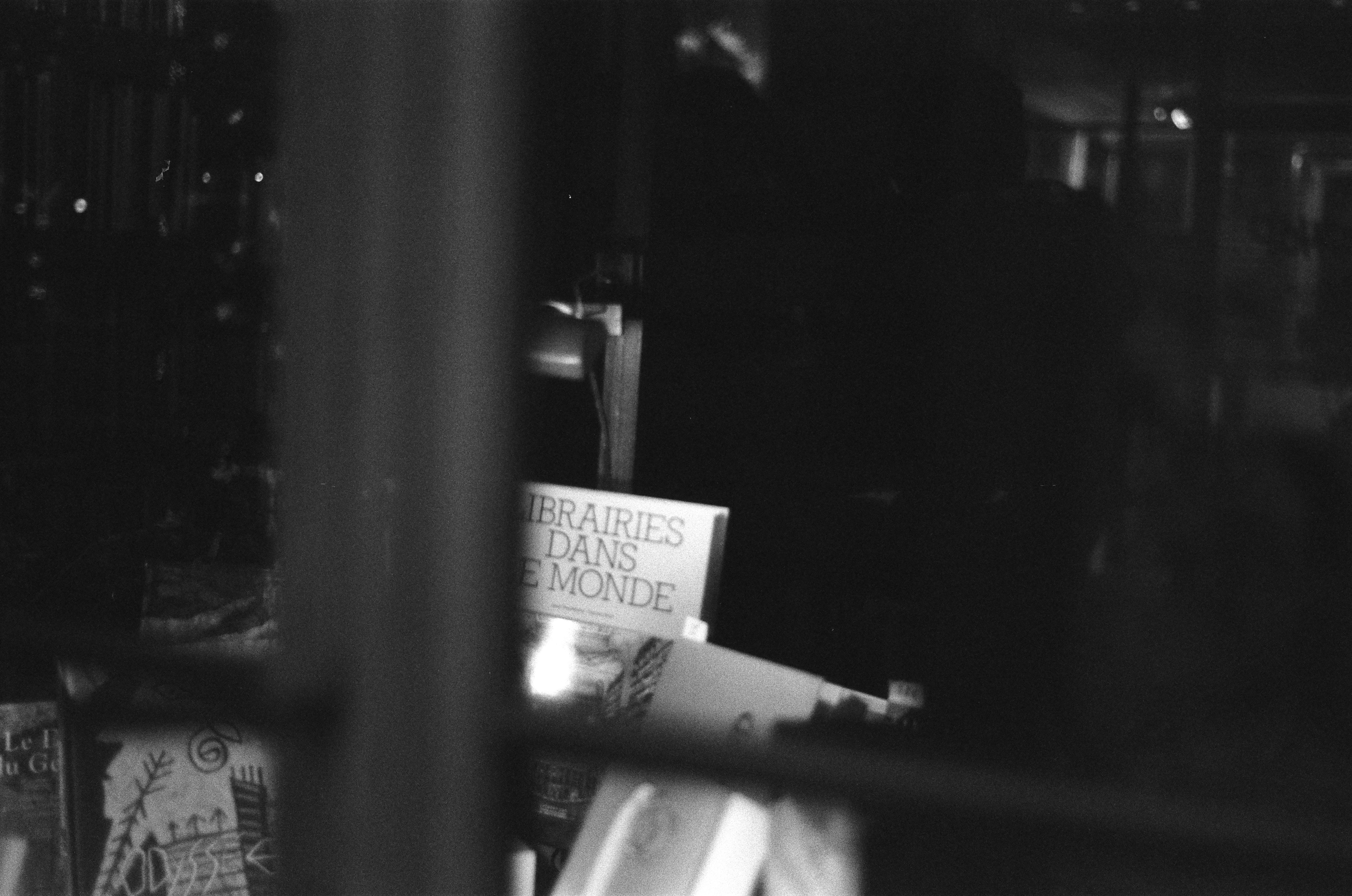 Libri esposti in una vetrina di un negozio poco illuminata di notte