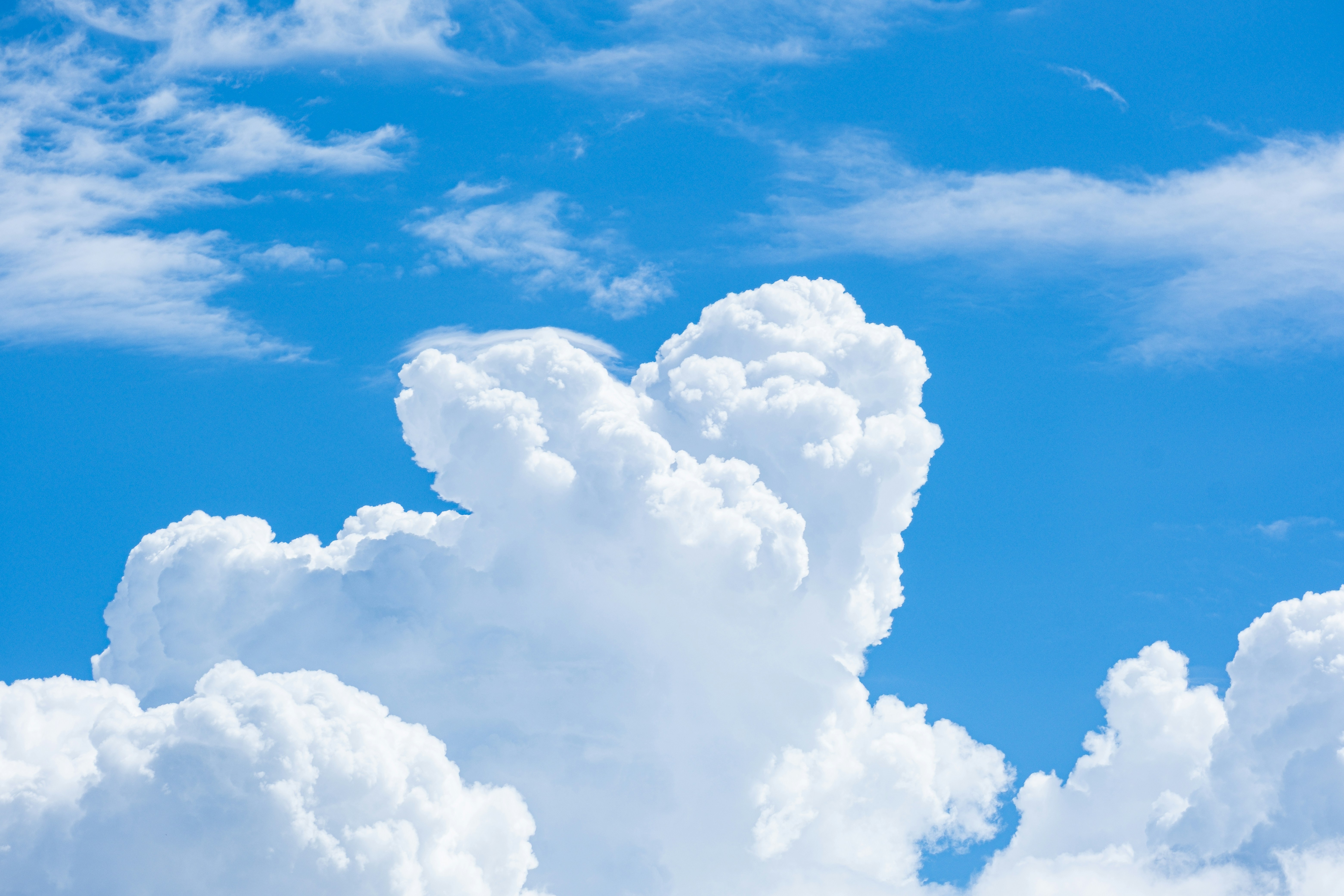 Nuvole bianche soffici contro un cielo azzurro brillante