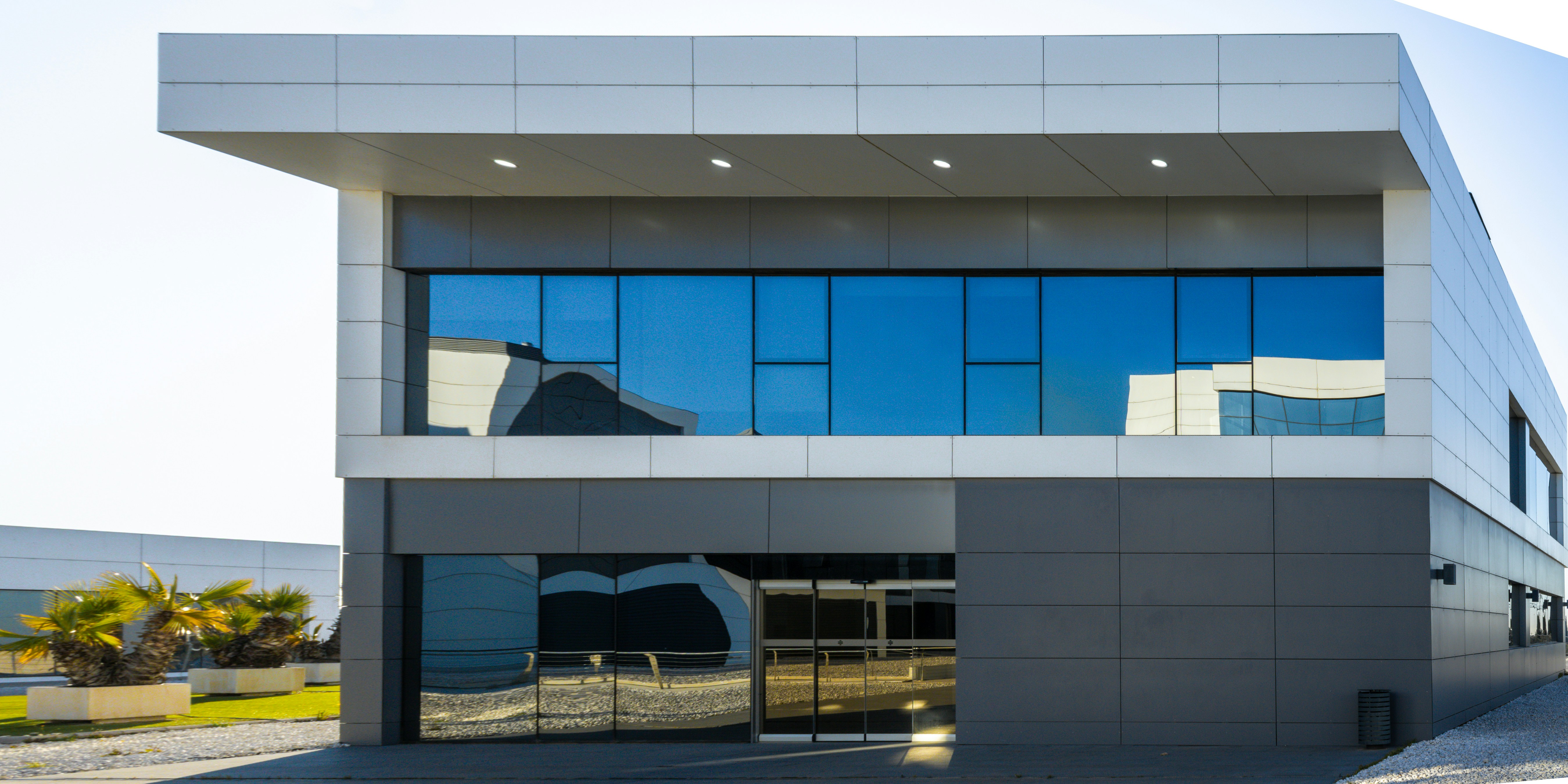 Edificio moderno per uffici con grandi finestre in vetro blu