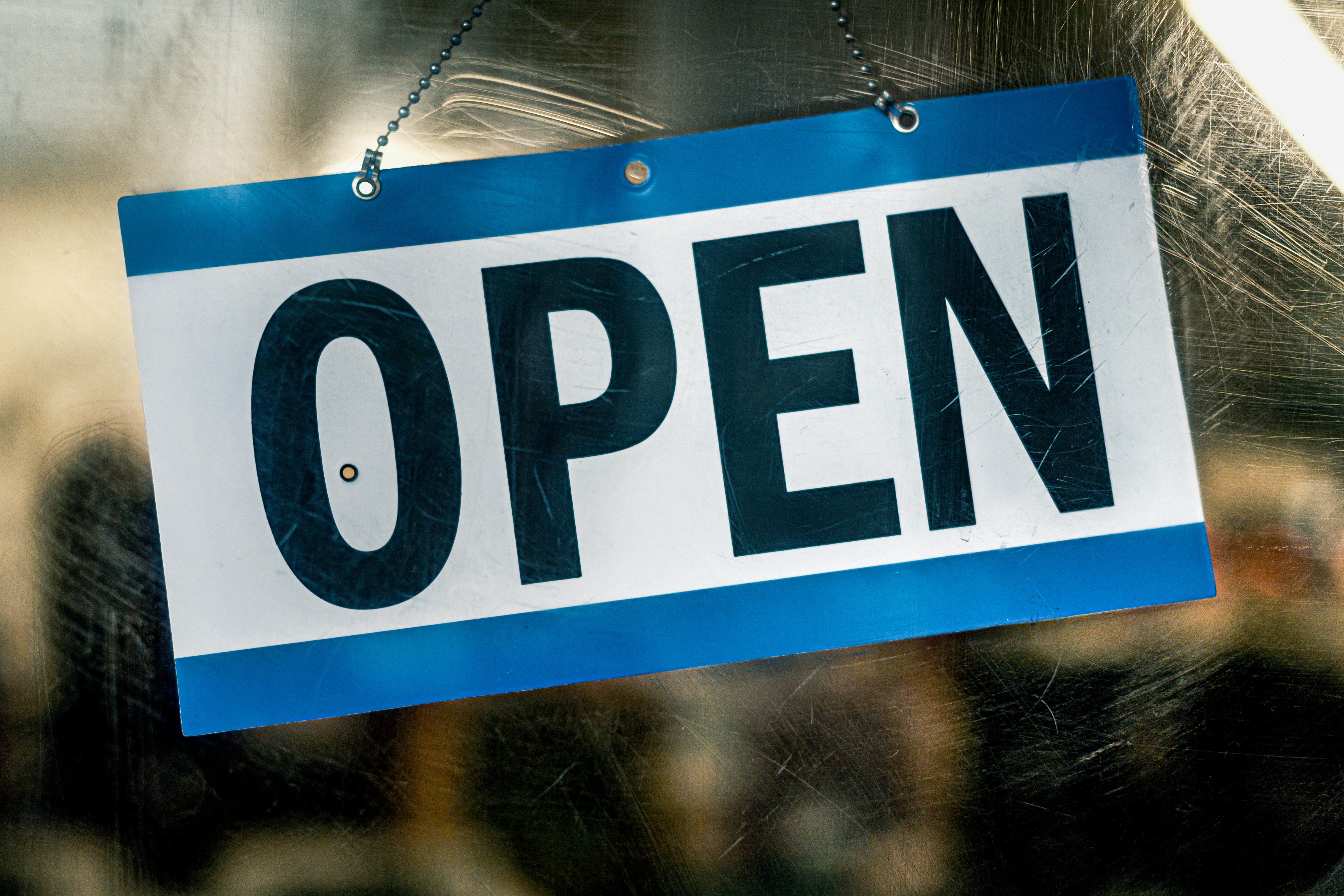 유리문에 걸린 오픈 간판