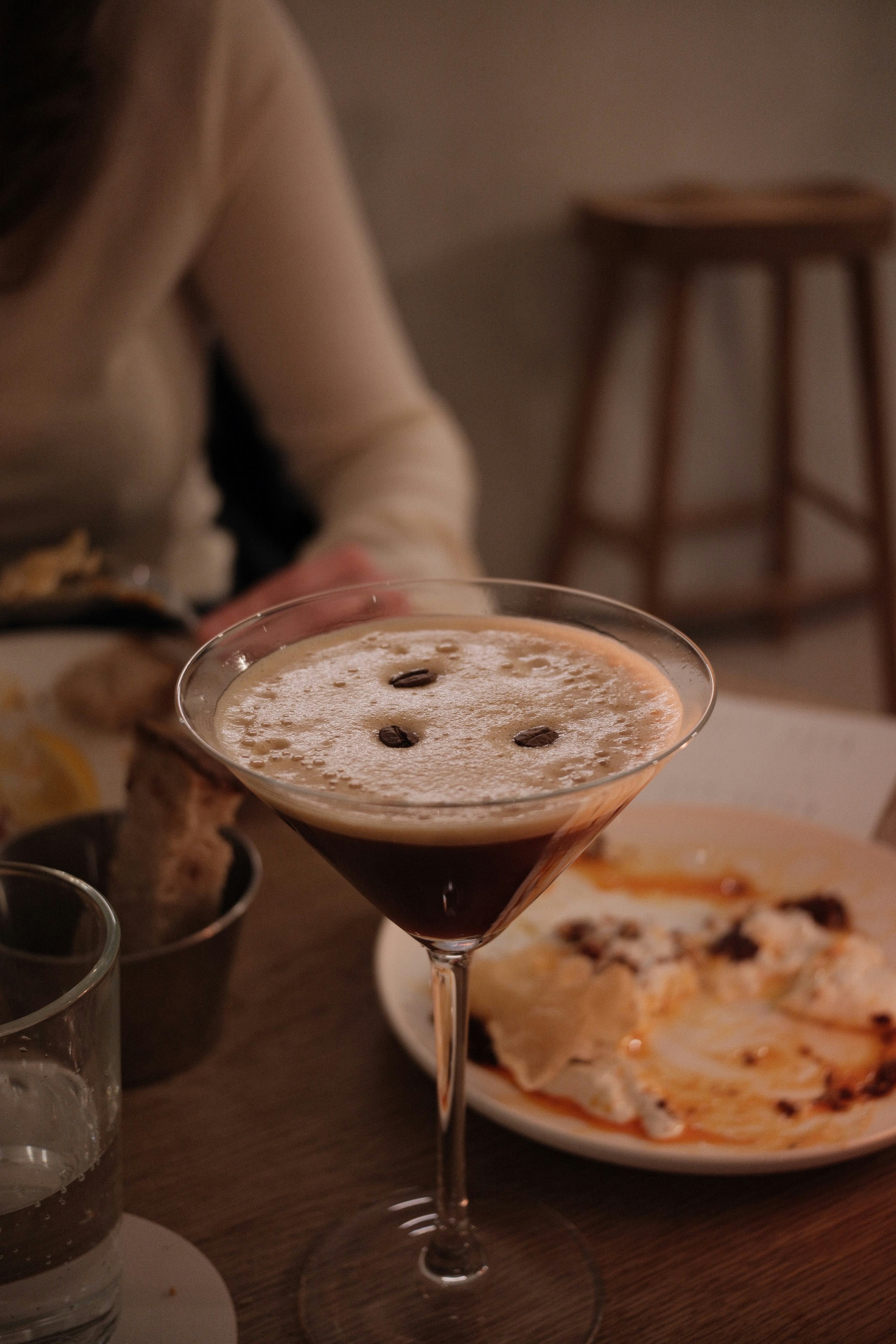 Espresso martini con chicchi di caffè sopra