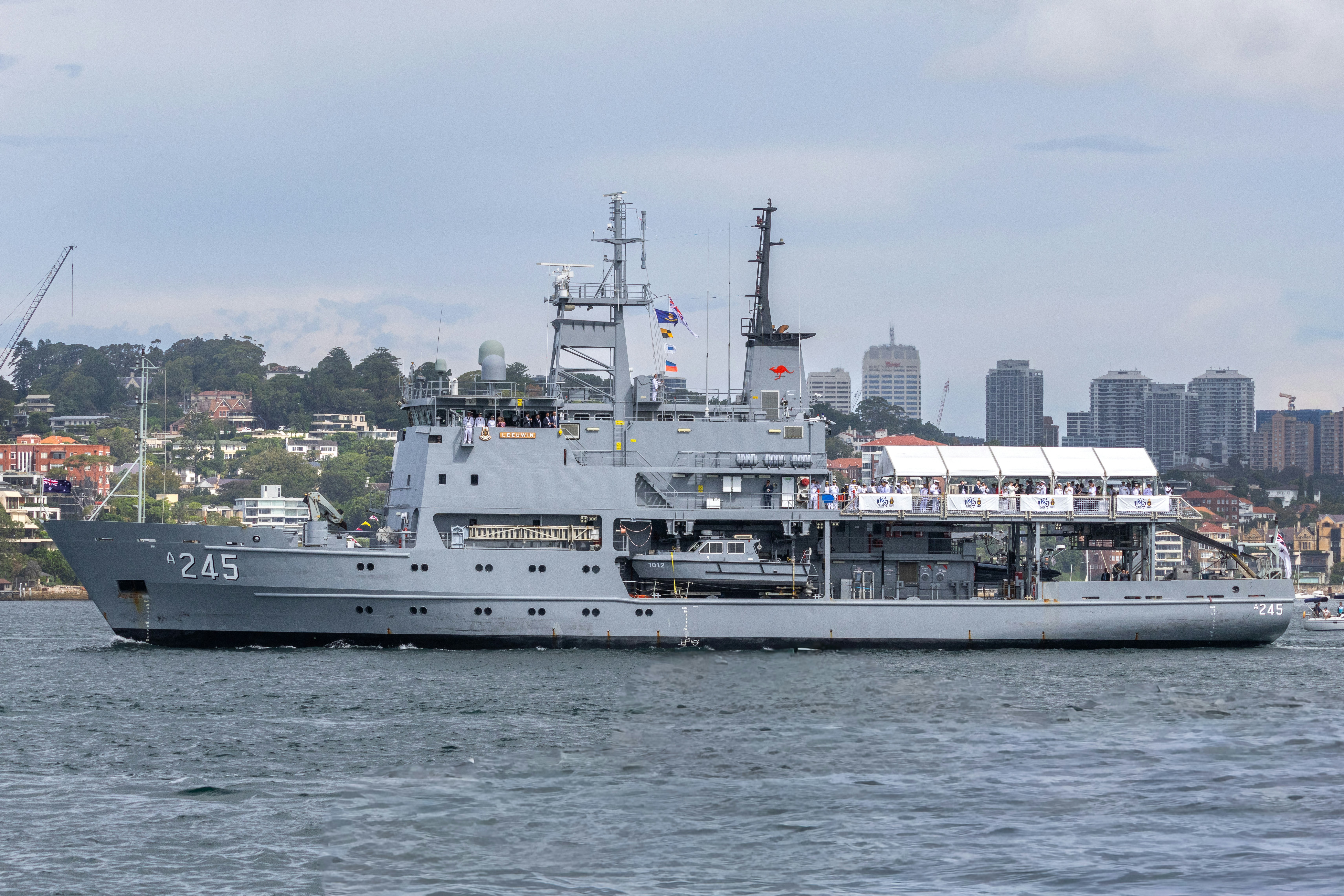 フェラン海軍長官 即日更迭