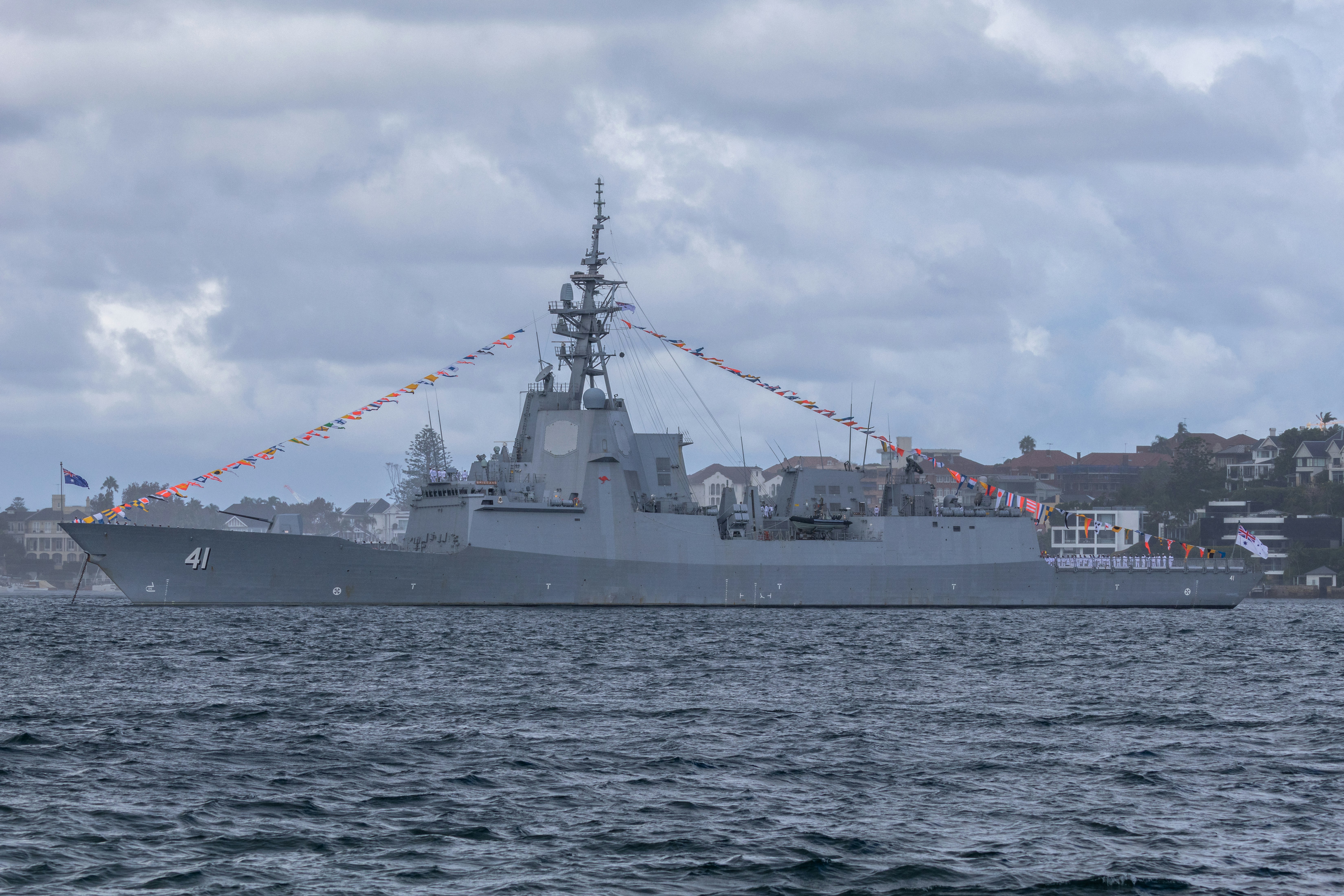 大きな灰色の戦艦が水面を航行している。
