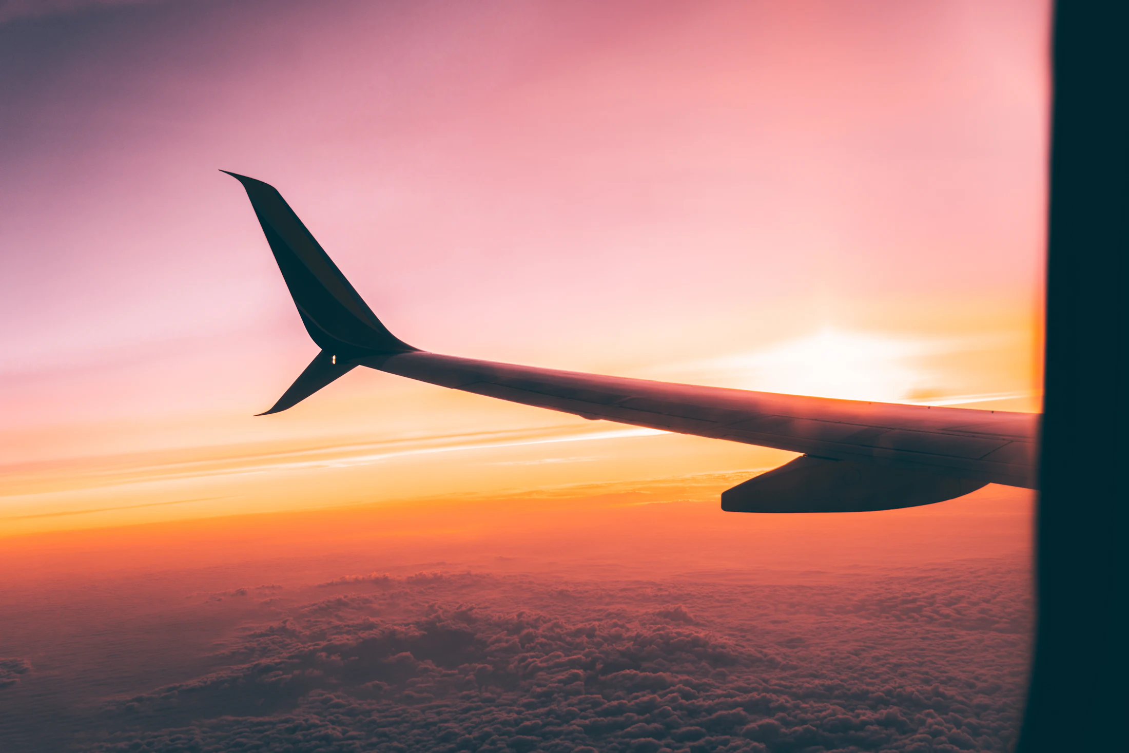Aile d'avion au coucher du soleil