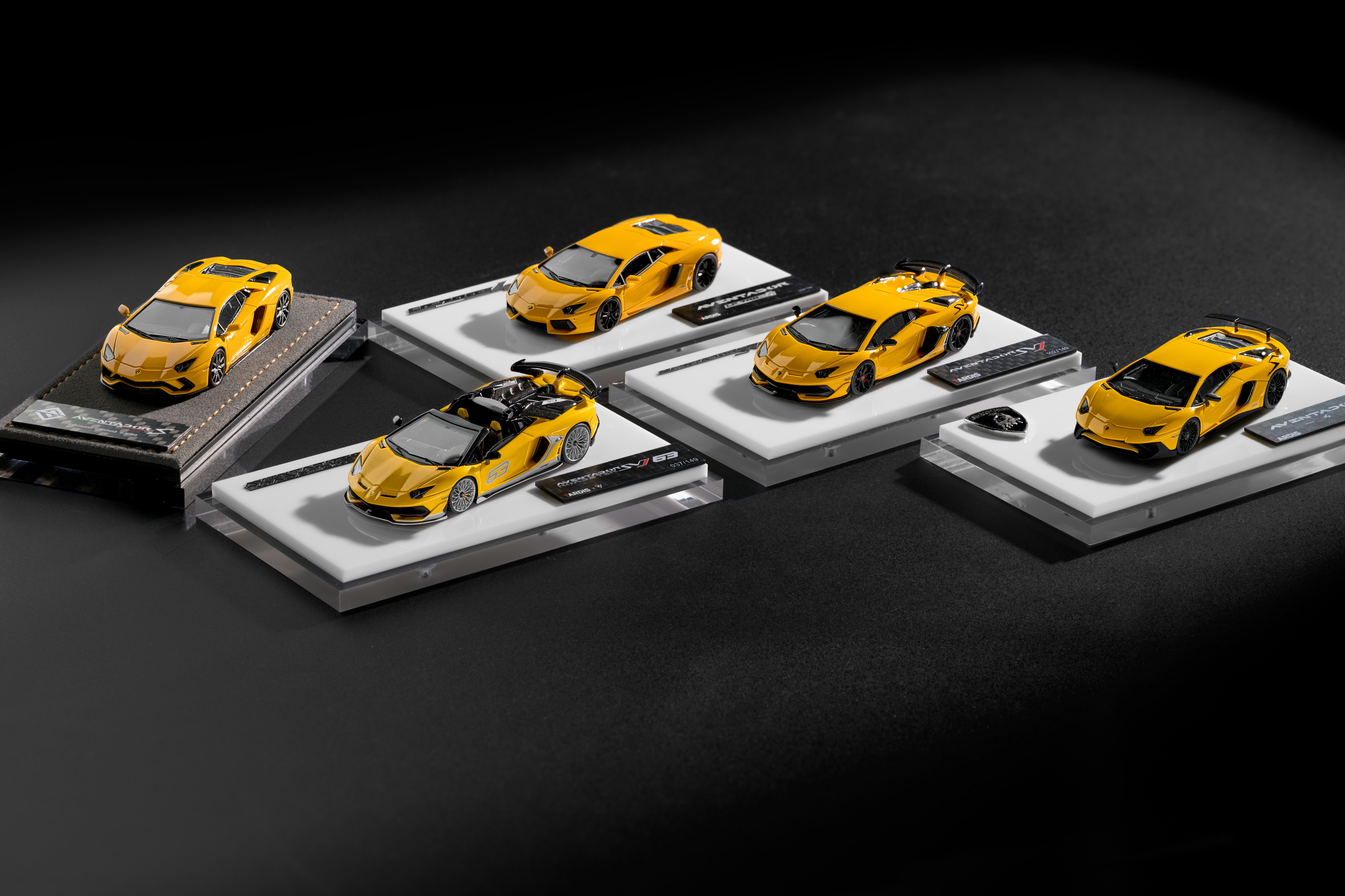 Mehrere gelbe Spielzeugsportwagen sind auf weißen Plattformen angeordnet.