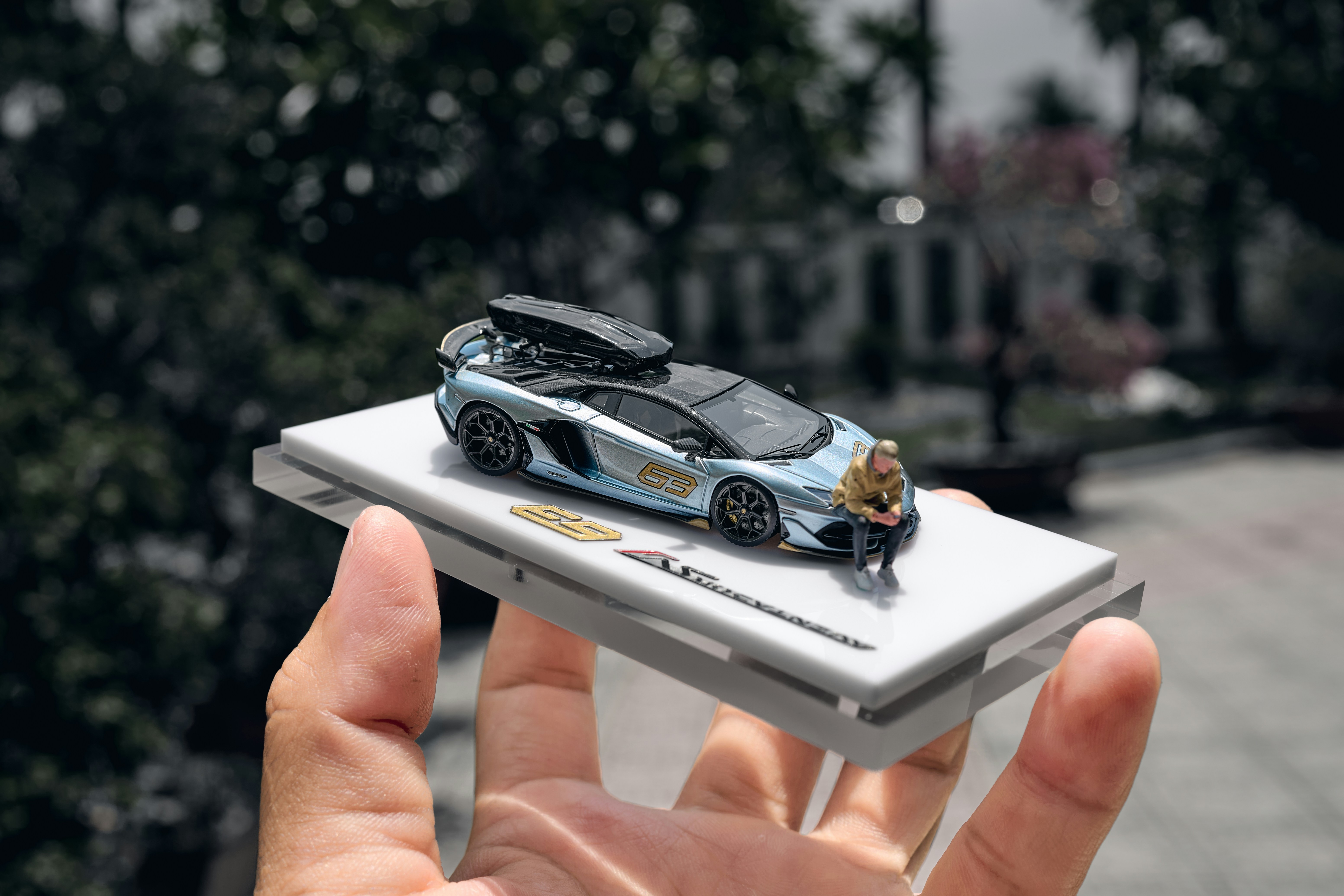 Ein Miniatur-Sportwagen mit einem Dach-Laderaumträger.