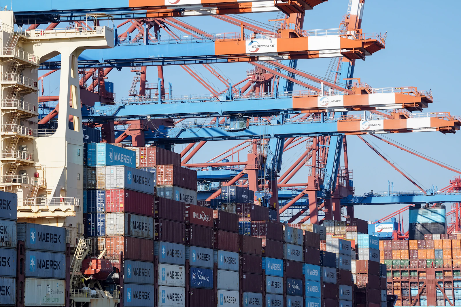International cargo terminal used as global trade research context