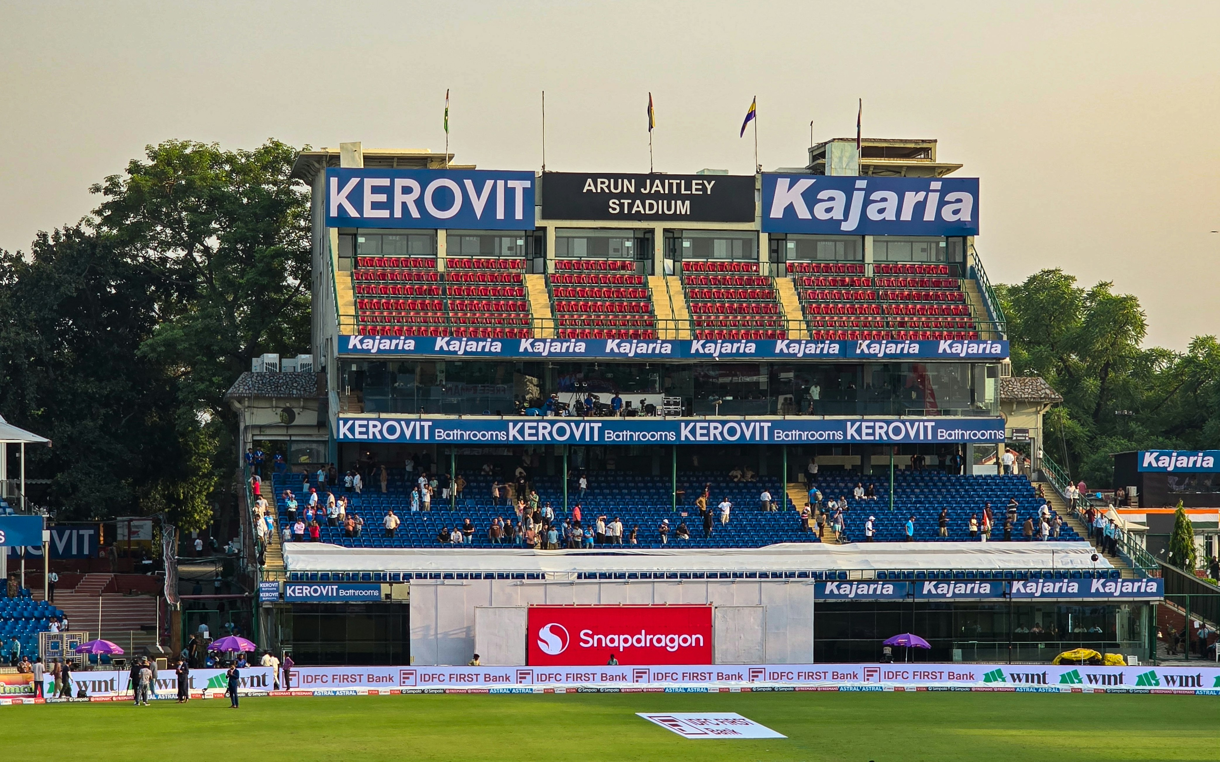 Estadio con vallas publicitarias de patrocinadores en evento deportivo