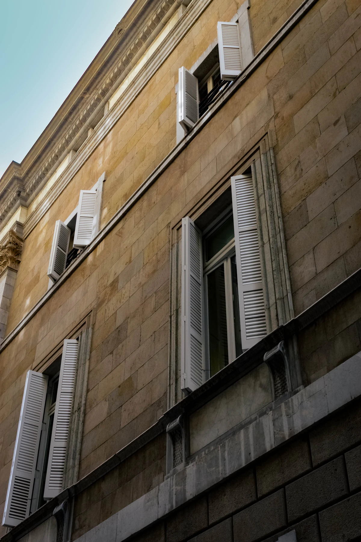 Façade en pierre après restauration par Maison Rocher — joints chaux ferrée