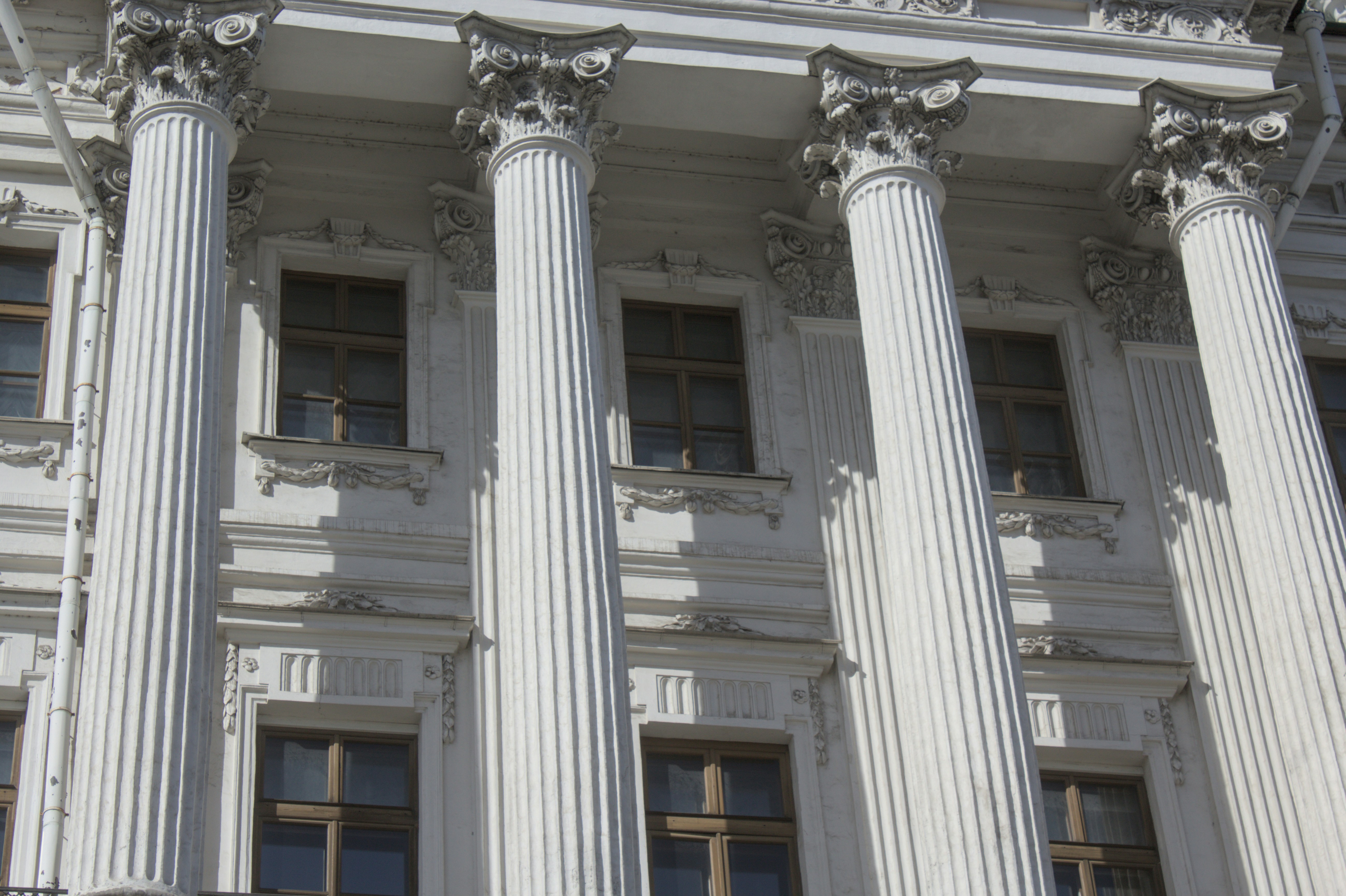 Colonnes classiques blanches sur une façade de bâtiment