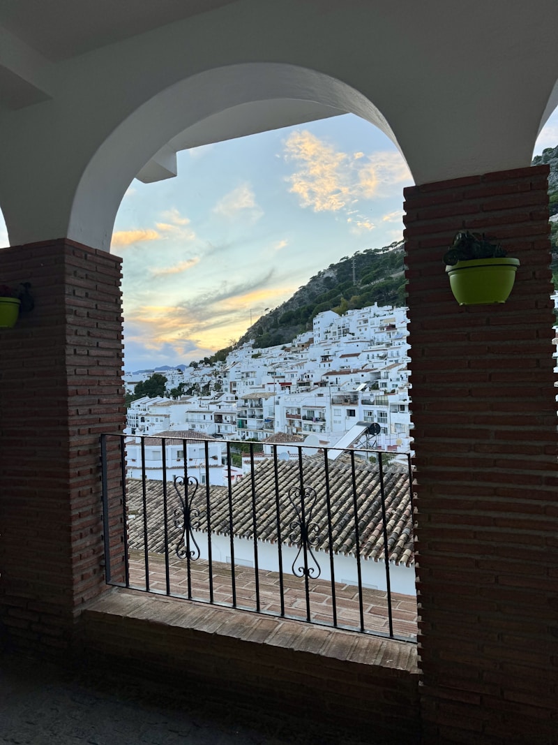 Pueblo blanco mediterráneo en ladera al atardecer