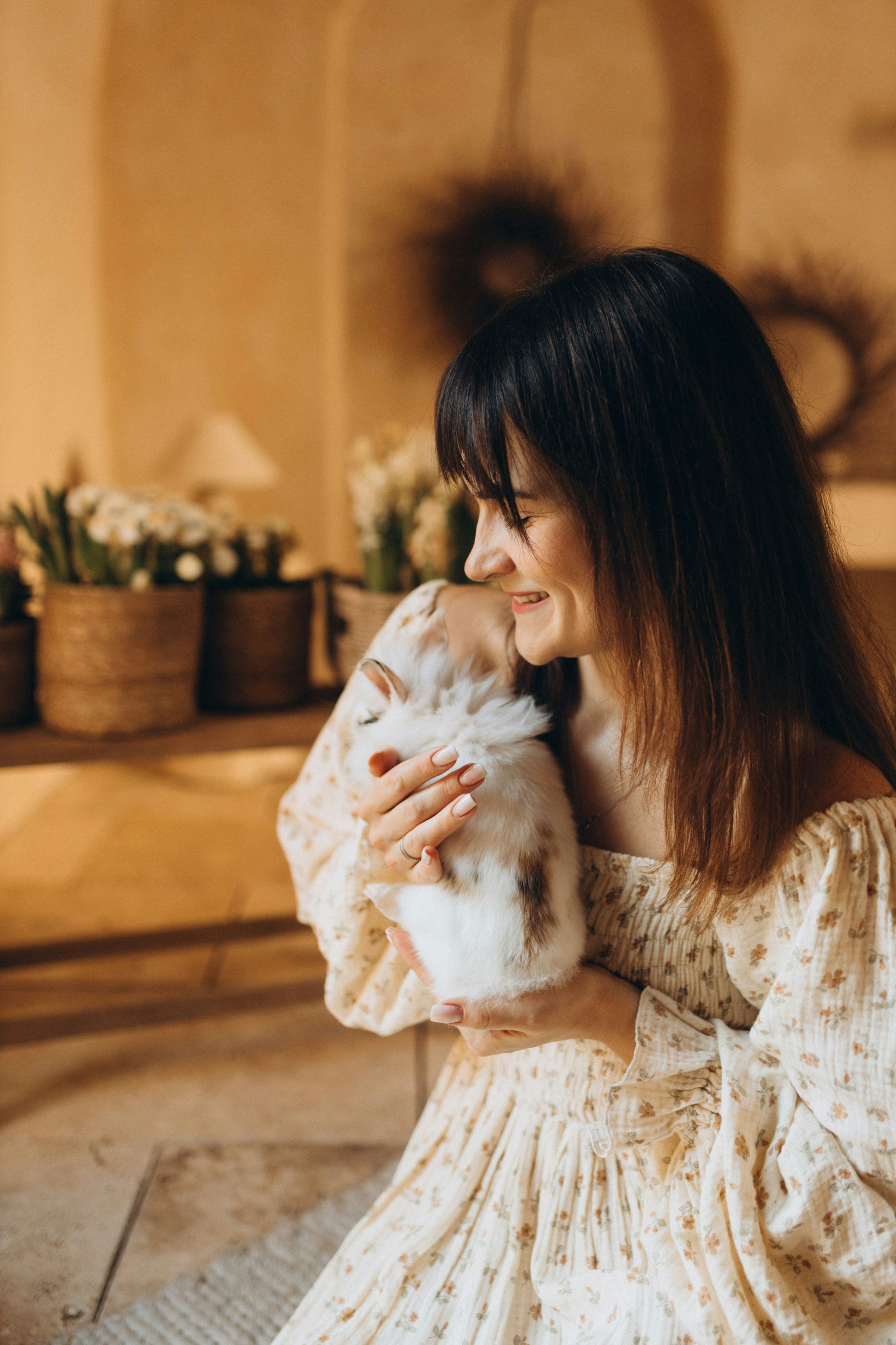 Frau hält ein flauschiges Kaninchen