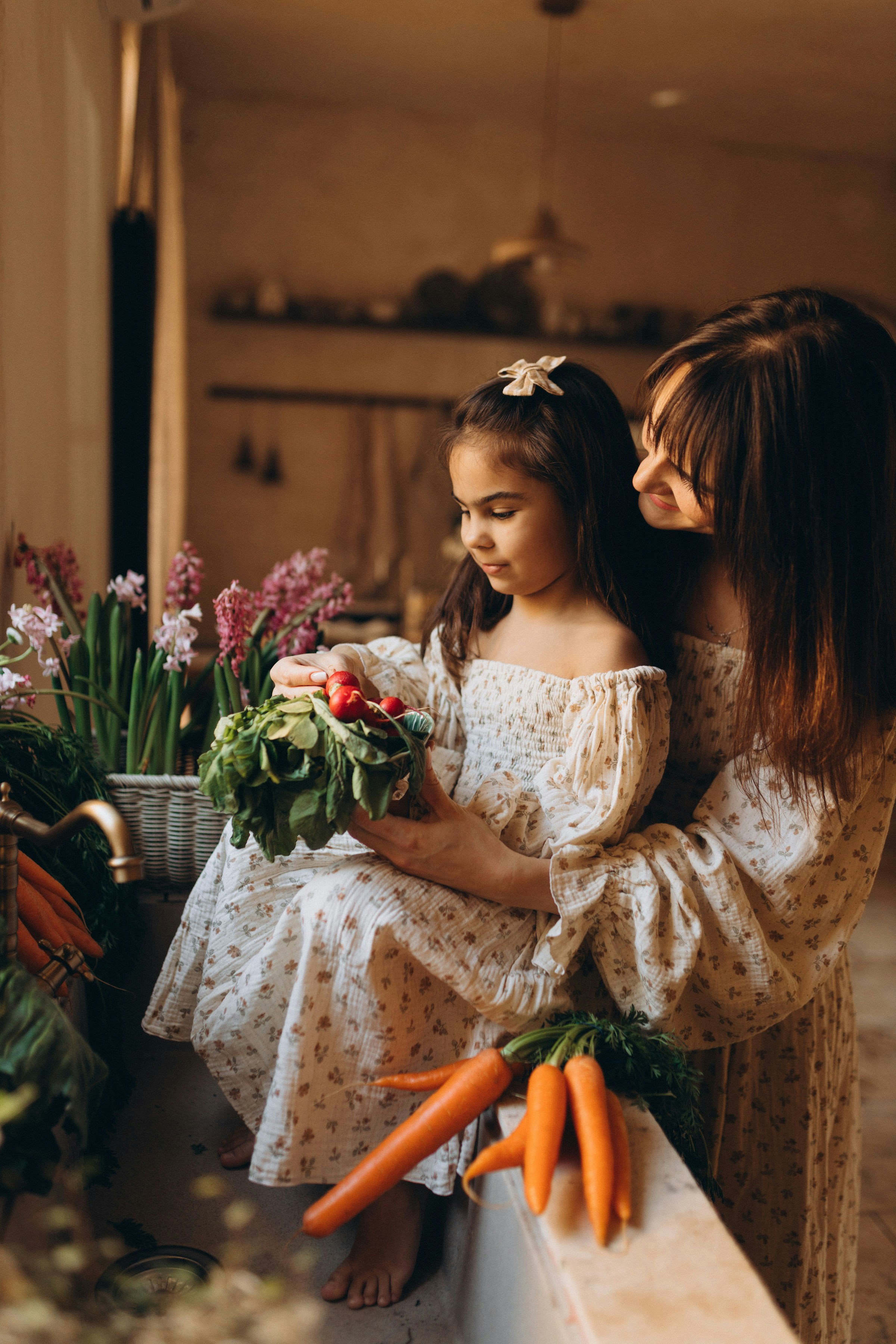 Mutter und Tochter bereiten Gemüse in einer Küche vor