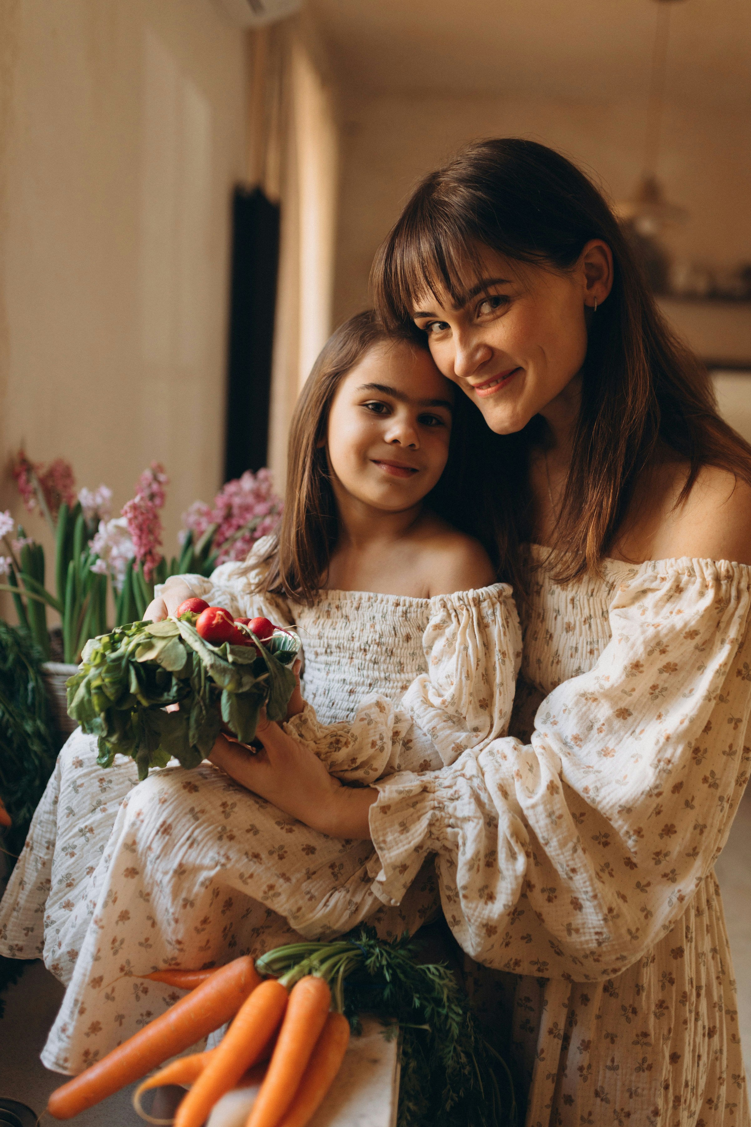 Mutter und Tochter mit frischem Gemüse