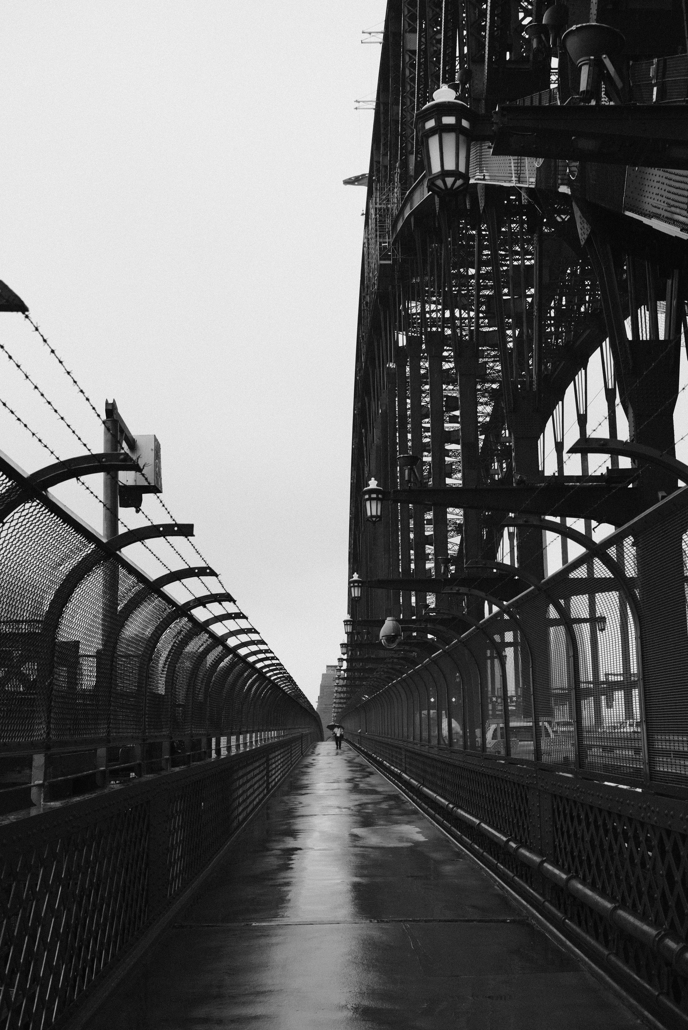 Jalan setapak basah di jembatan dengan struktur logam