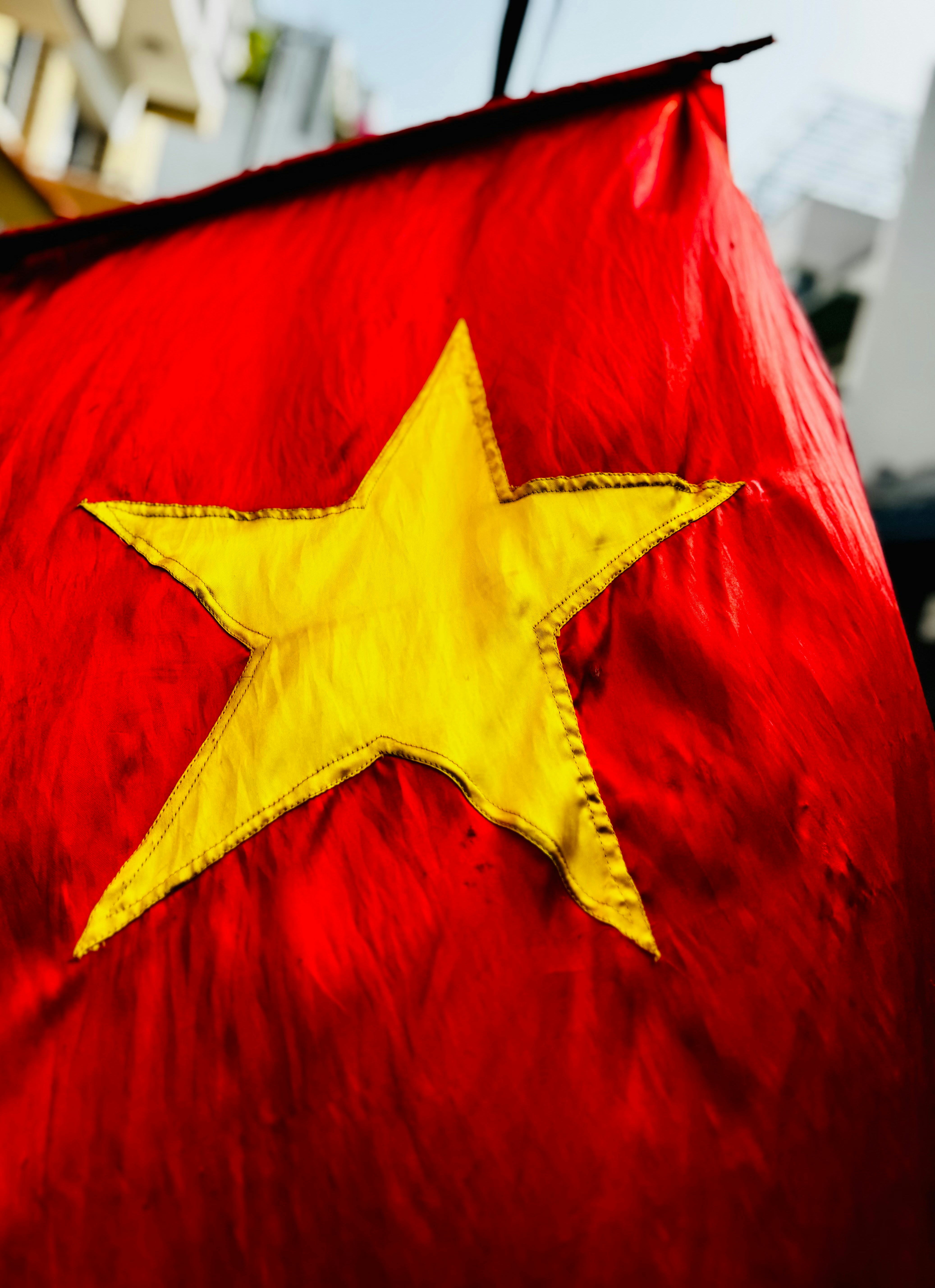 Un primer plano de una bandera vietnamita ondeando