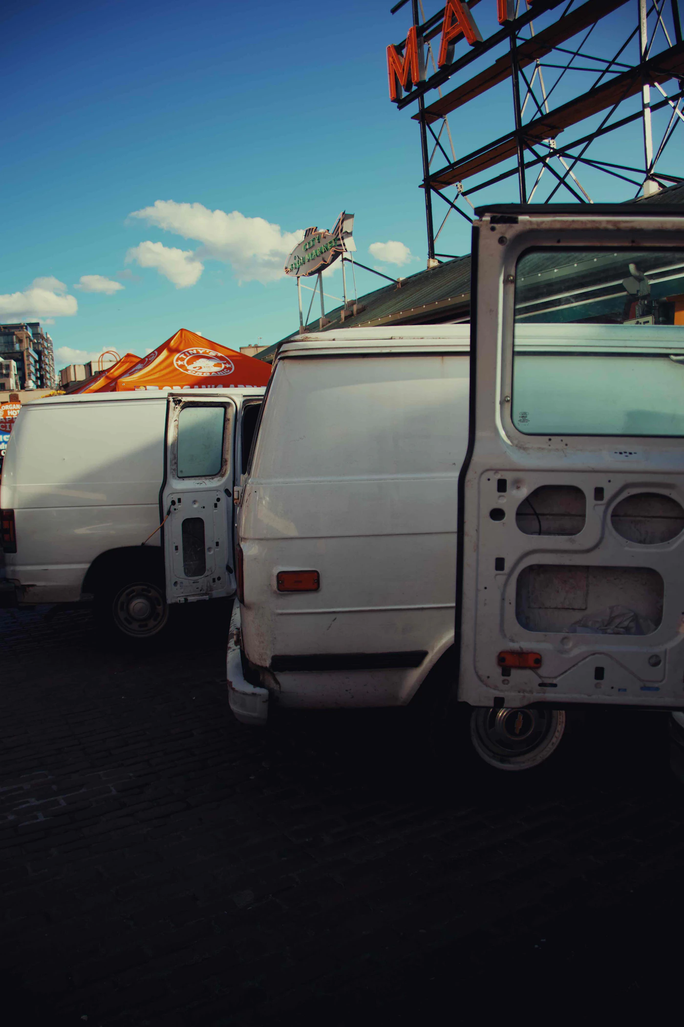 Flota de furgonetas blancas estacionadas