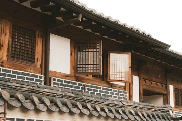 한옥 창호지 창문 — 장 구분 장식