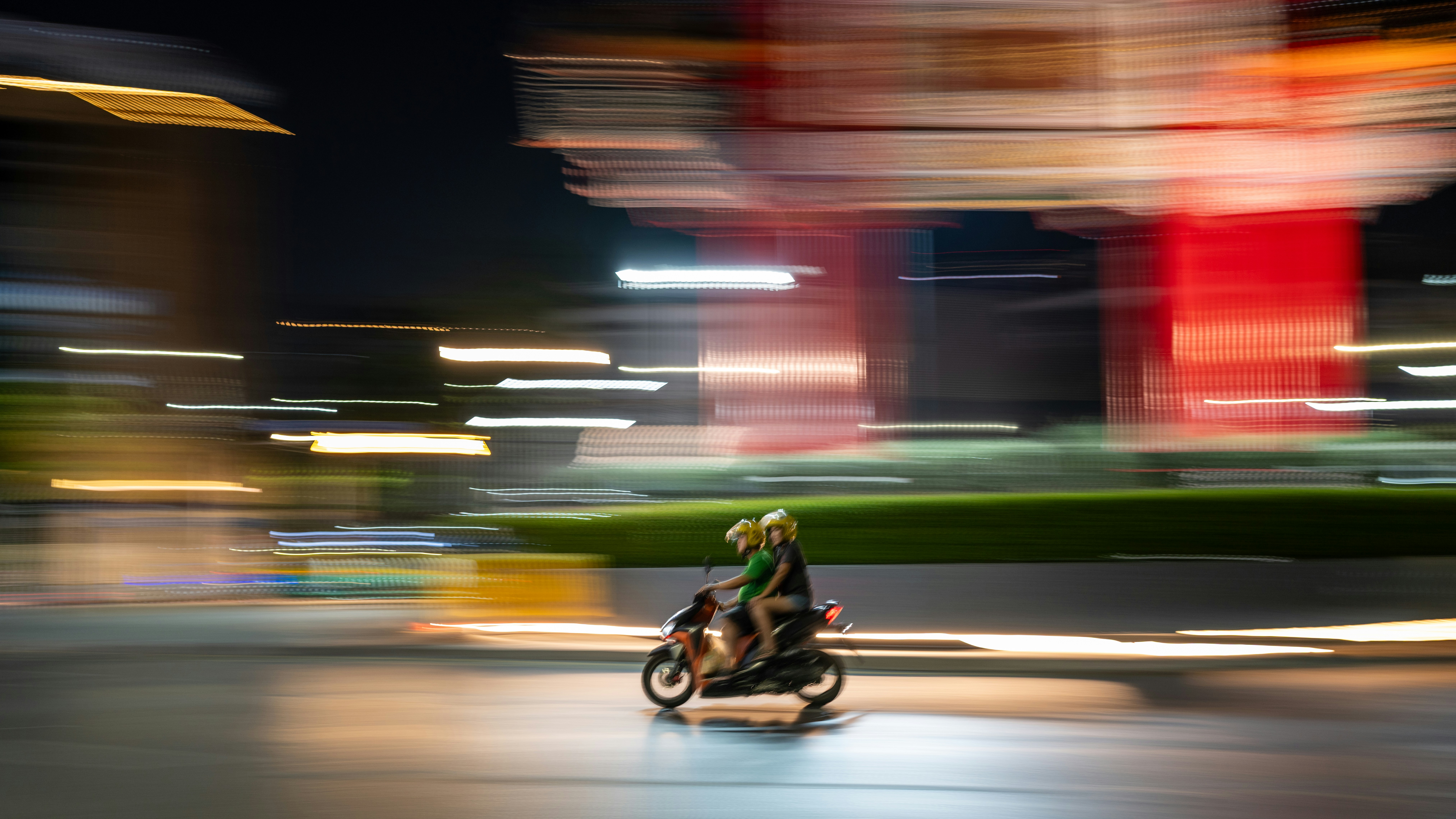 Motorista borroso por el movimiento de noche