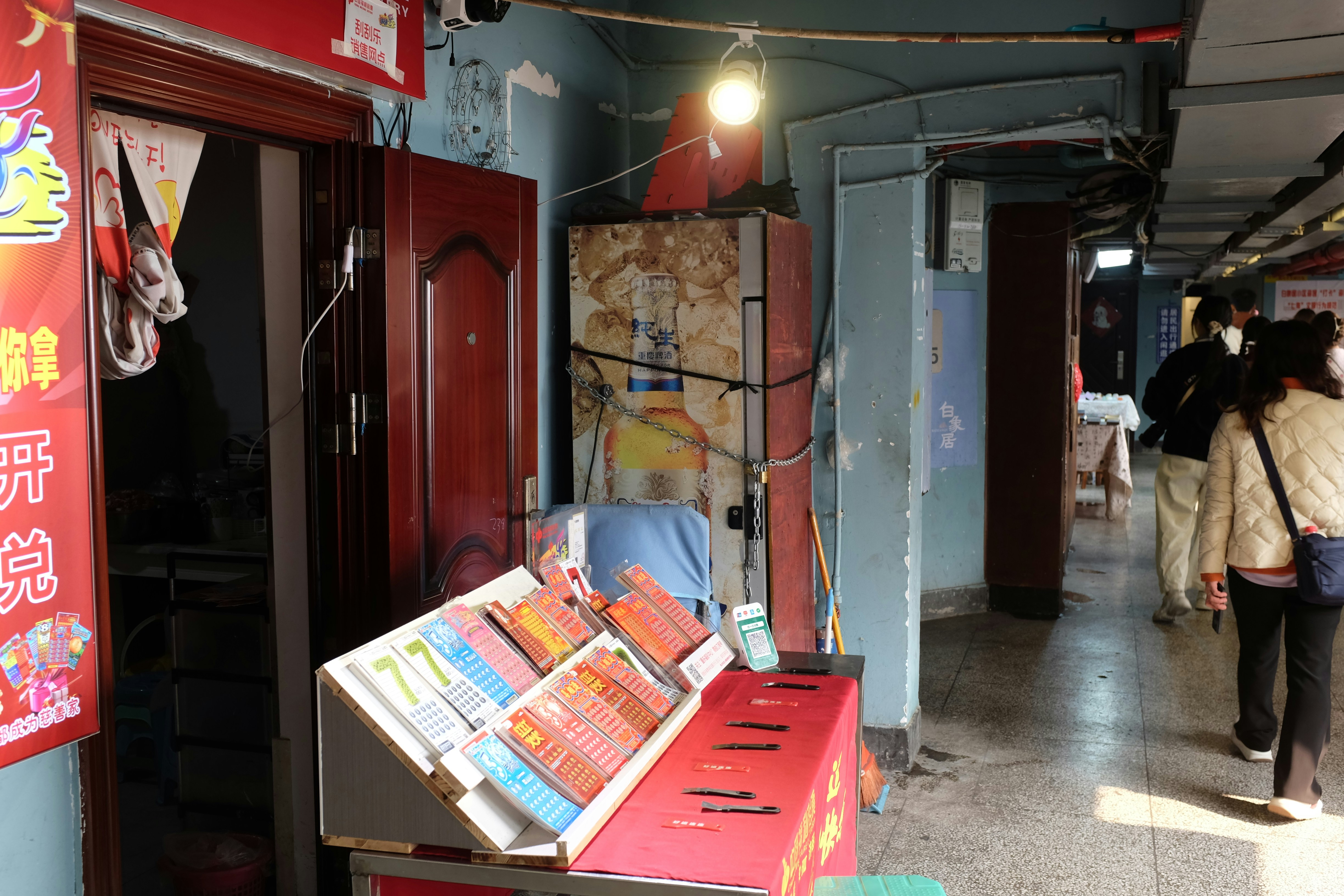 Puesto callejero con libros y gente caminando